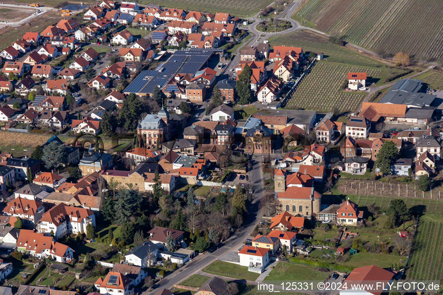 Vue aérienne de Cave à vin Ludwig Schneider à le quartier Alsterweiler in Maikammer dans le département Rhénanie-Palatinat, Allemagne