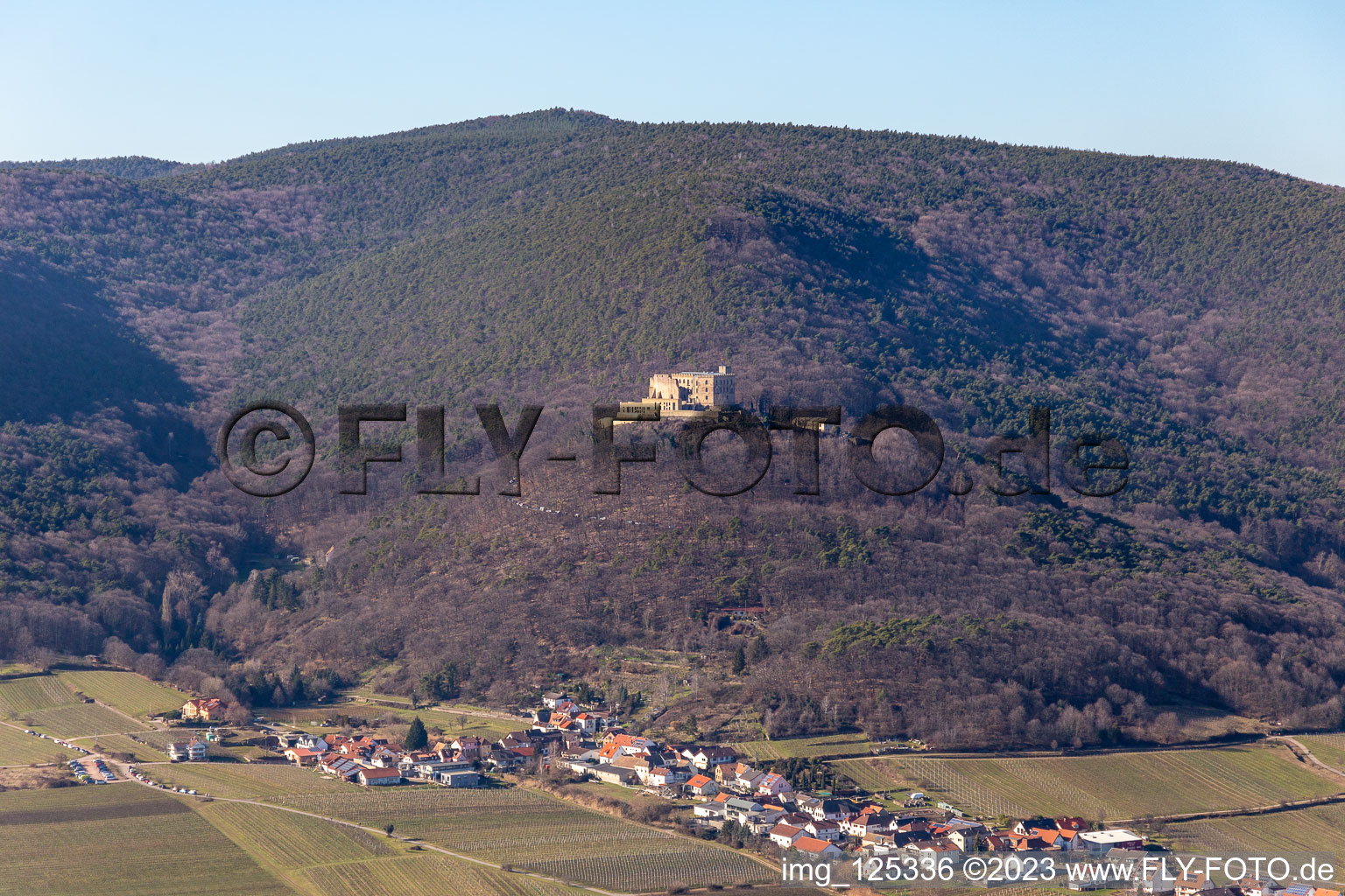 Enregistrement par drone de Château de Hambach à le quartier Diedesfeld in Neustadt an der Weinstraße dans le département Rhénanie-Palatinat, Allemagne