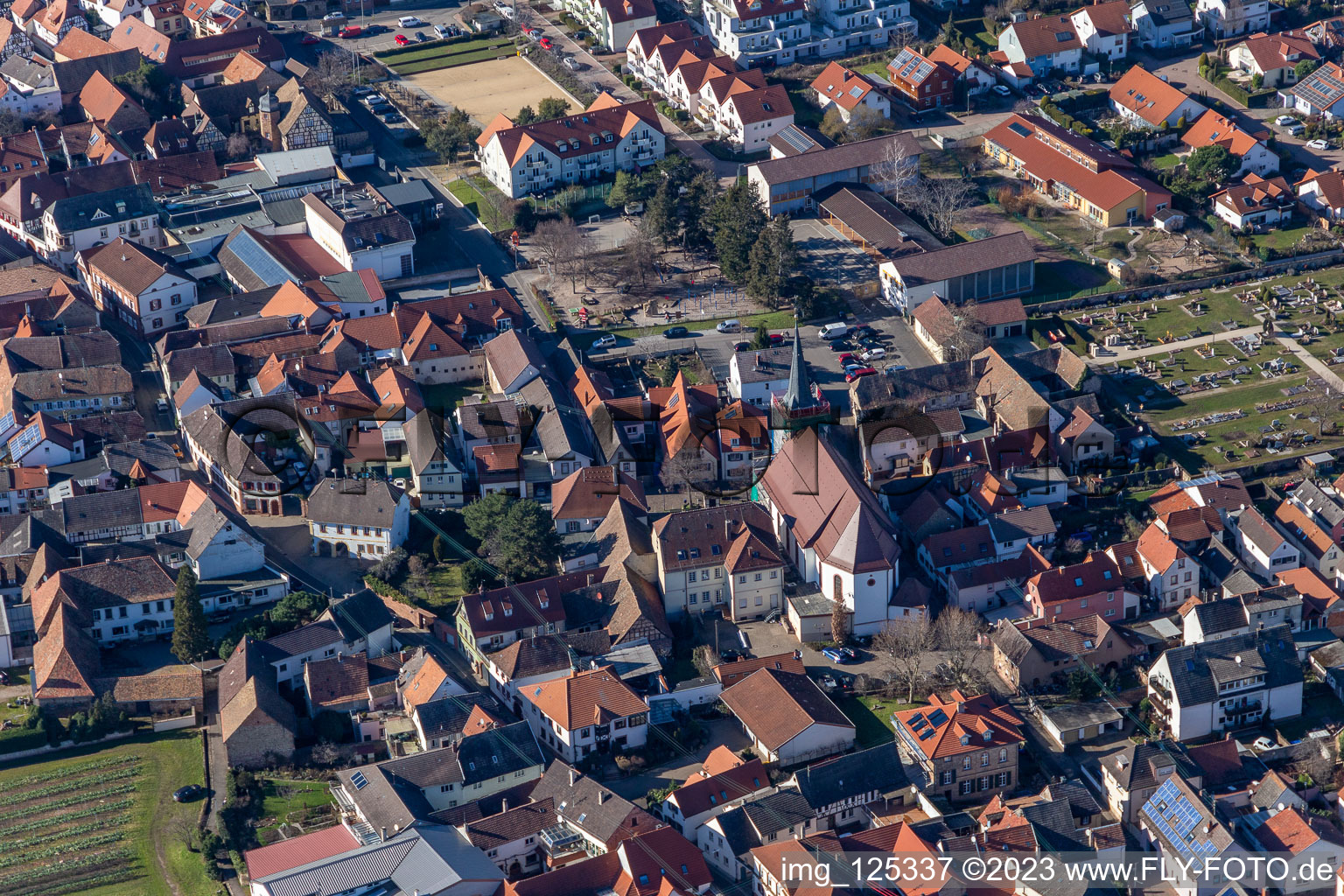 Vue aérienne de Église catholique Saint-Rémi à le quartier Diedesfeld in Neustadt an der Weinstraße dans le département Rhénanie-Palatinat, Allemagne