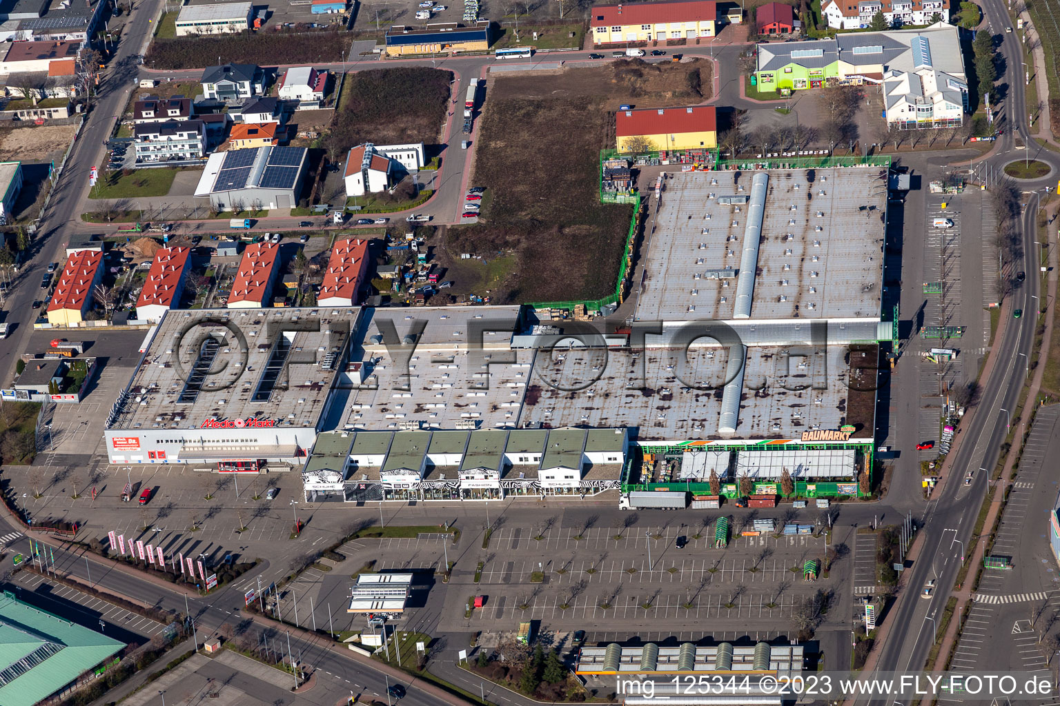 Vue aérienne de Quincaillerie Media Markt et Globus à Neustadt an der Weinstraße dans le département Rhénanie-Palatinat, Allemagne