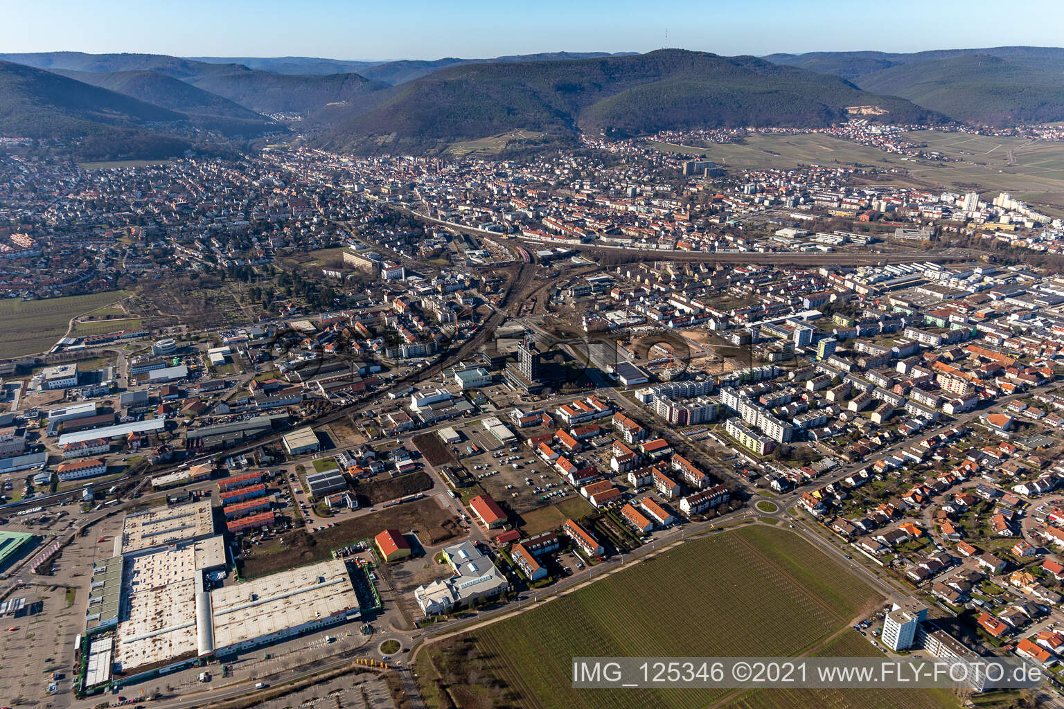 Vue aérienne de Speyerdorfer Straße à Neustadt an der Weinstraße dans le département Rhénanie-Palatinat, Allemagne