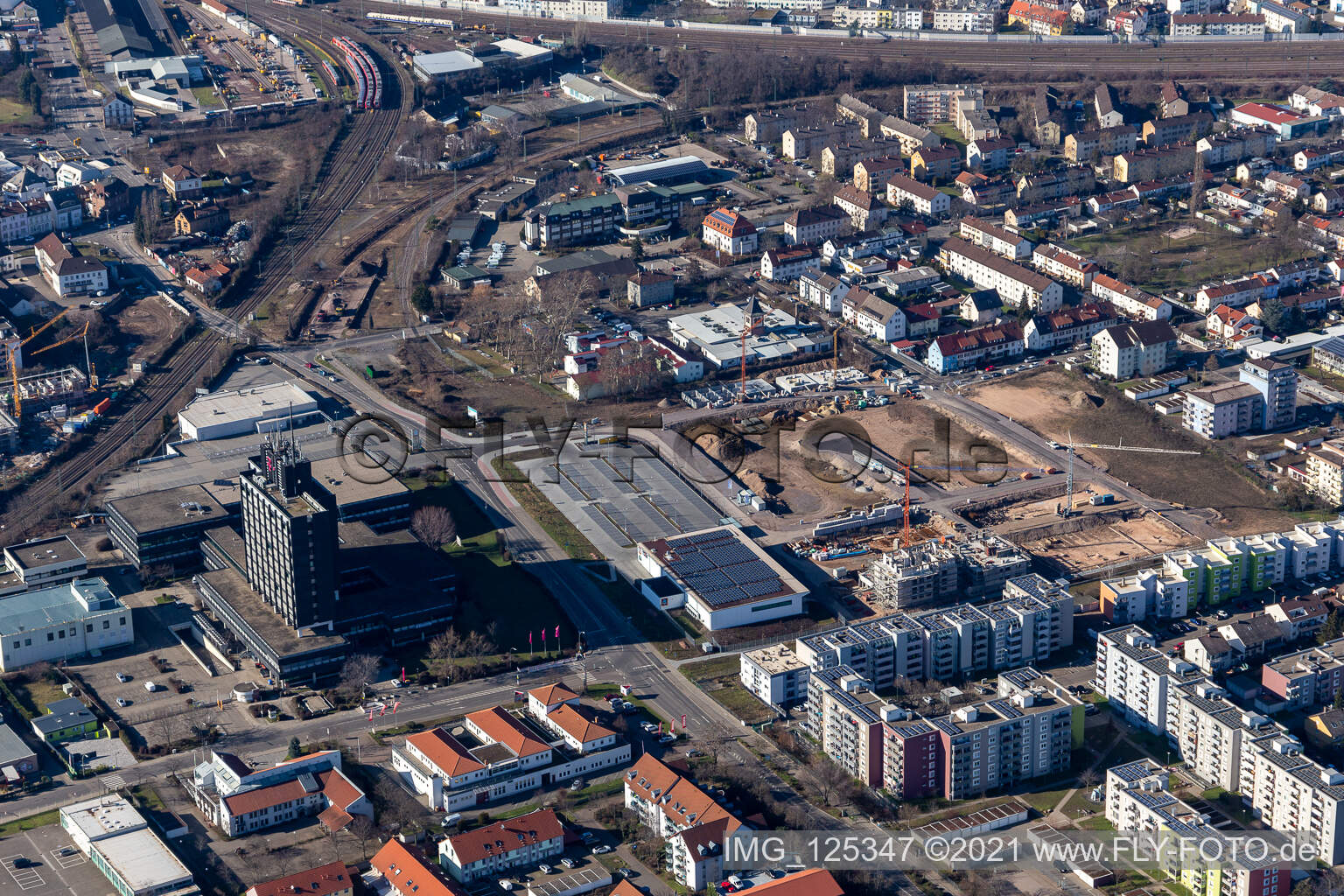 Vue aérienne de Deutsche Telekom, Aldi à Neustadt an der Weinstraße dans le département Rhénanie-Palatinat, Allemagne