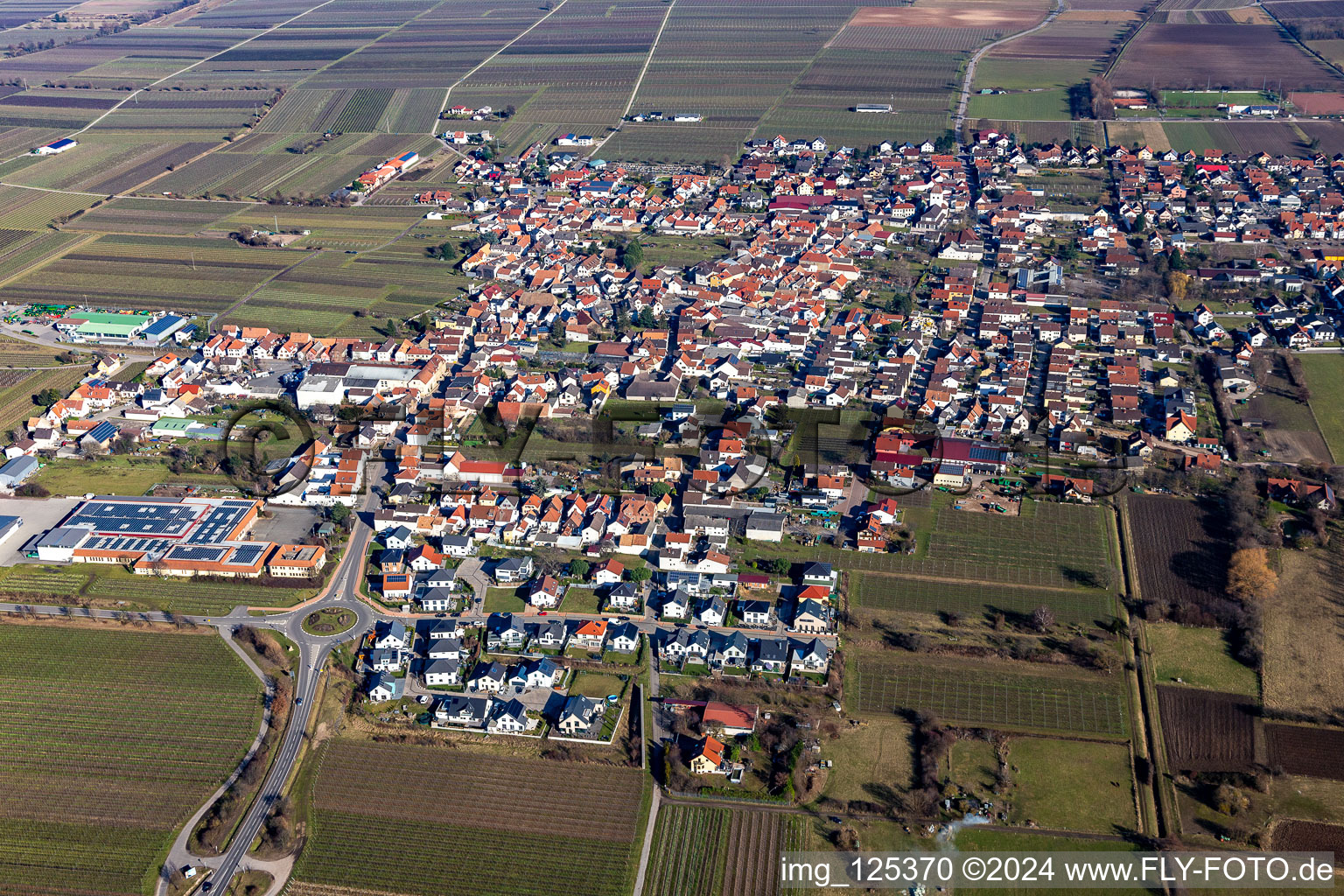 Vue aérienne de Vue sur la commune en bordure de champs agricoles et de zones agricoles à le quartier Niederkirchen in Niederkirchen bei Deidesheim dans le département Rhénanie-Palatinat, Allemagne