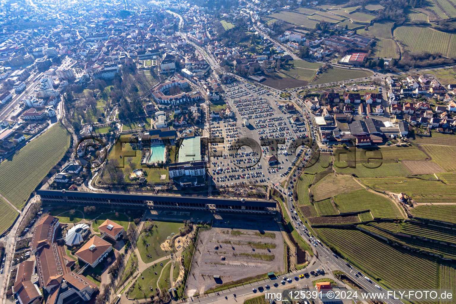 Vue aérienne de Bâtiment de remise des diplômes, piscine de loisirs Salinarium à le quartier Pfeffingen in Bad Dürkheim dans le département Rhénanie-Palatinat, Allemagne