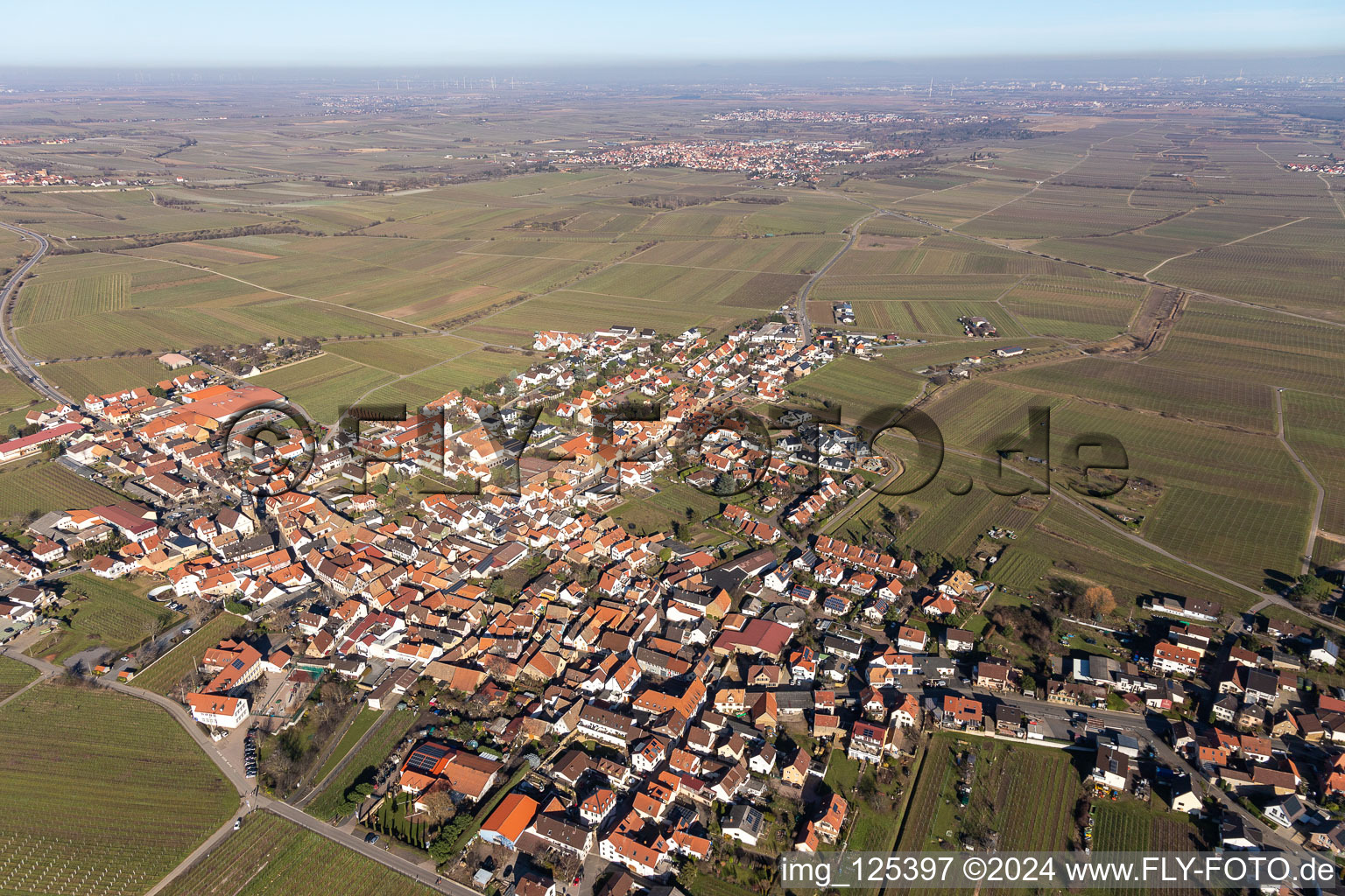 Vue aérienne de Vue sur la ville depuis le centre-ville avec la périphérie adjacente aux champs agricoles à Kallstadt dans le département Rhénanie-Palatinat, Allemagne