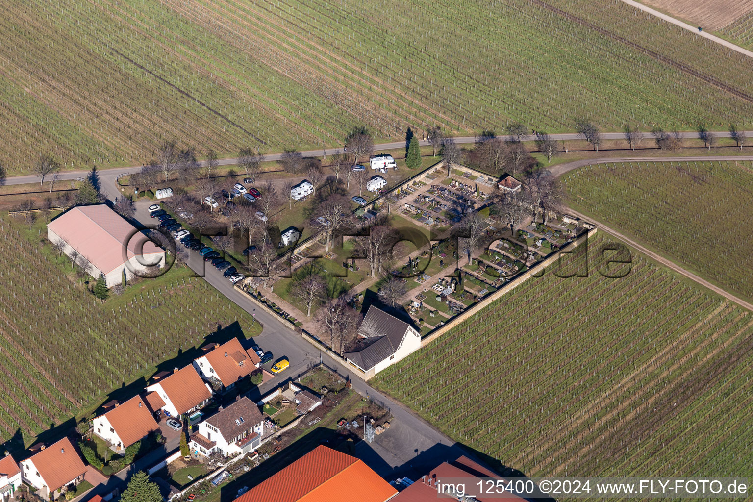 Vue aérienne de Place de parking caravane au cimetière à Kallstadt dans le département Rhénanie-Palatinat, Allemagne