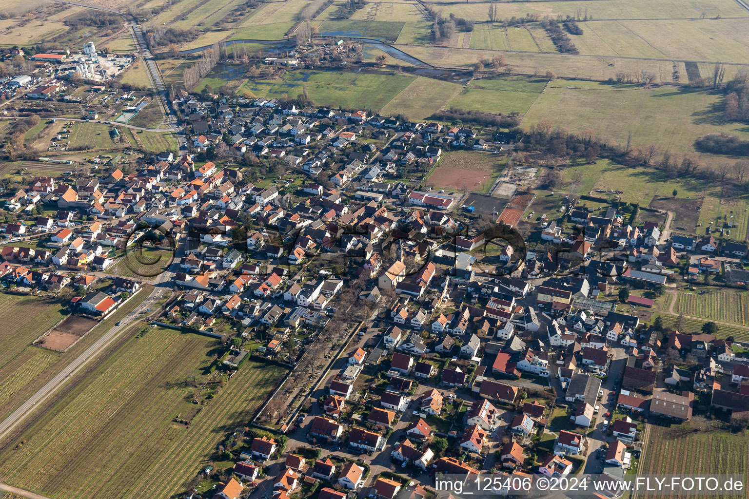 Vue aérienne de Église protestante Sainte-Marie Erpolzheim à Erpolzheim dans le département Rhénanie-Palatinat, Allemagne