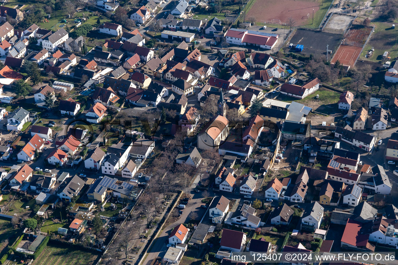 Vue aérienne de Église protestante Sainte-Marie Erpolzheim à Erpolzheim dans le département Rhénanie-Palatinat, Allemagne