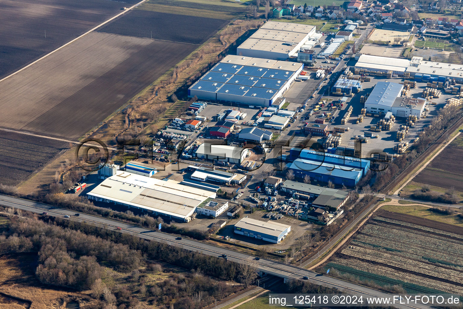 Vue aérienne de Locaux de l'usine du fabricant pharmaceutique Roche Diagnostics Gmbh à Fußgönheim dans le département Rhénanie-Palatinat, Allemagne