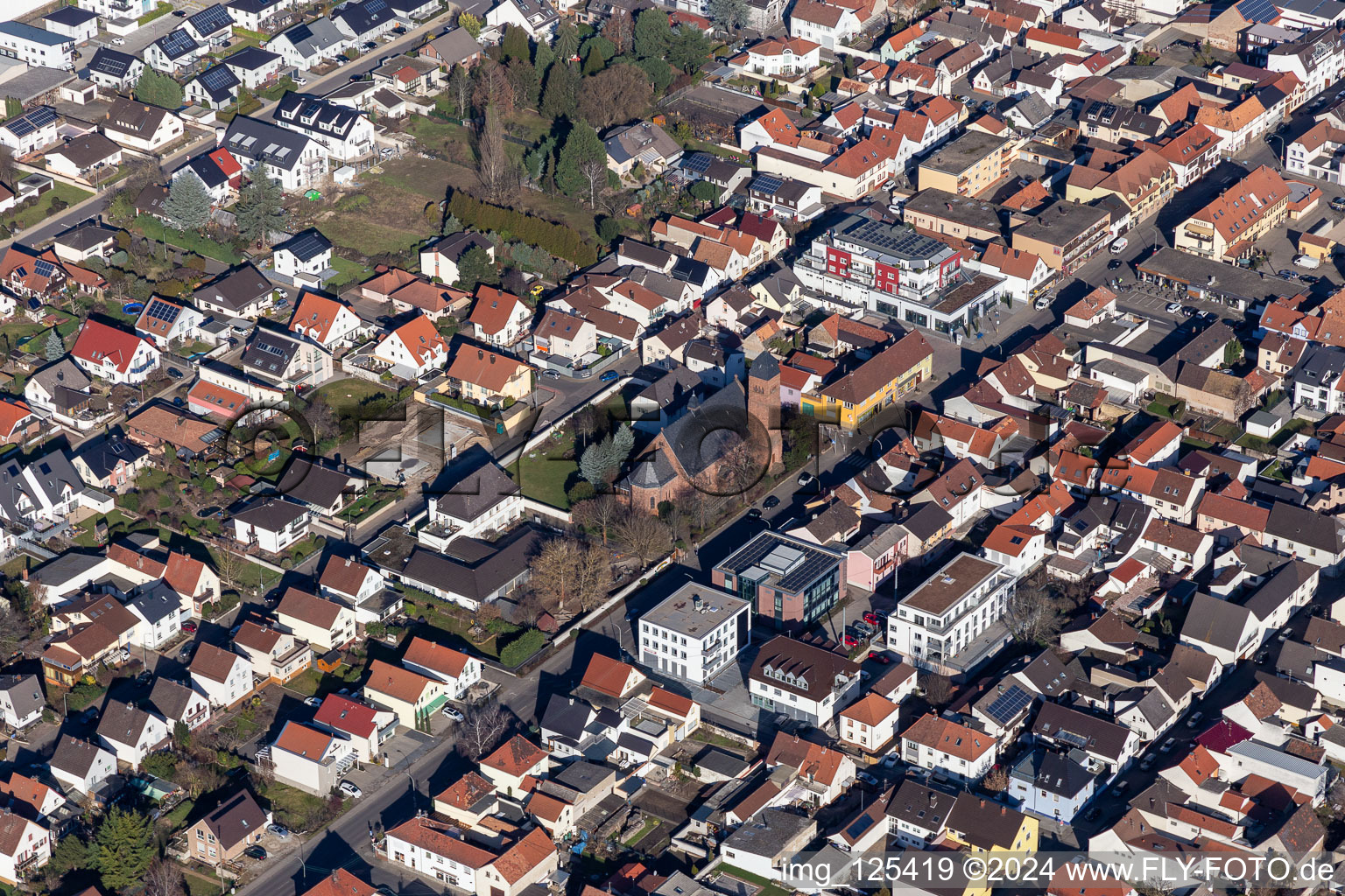 Vue aérienne de Église catholique Saint-Maximilien à Maxdorf dans le département Rhénanie-Palatinat, Allemagne