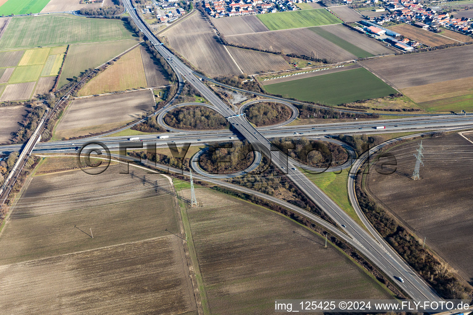 Vue aérienne de Orientation de la circulation et voies dans le tracé routier du carrefour autoroutier de Ludwigshafen du BAB A61 avec l'A650 - disposé en forme de trèfle à le quartier Ruchheim in Ludwigshafen am Rhein dans le département Rhénanie-Palatinat, Allemagne