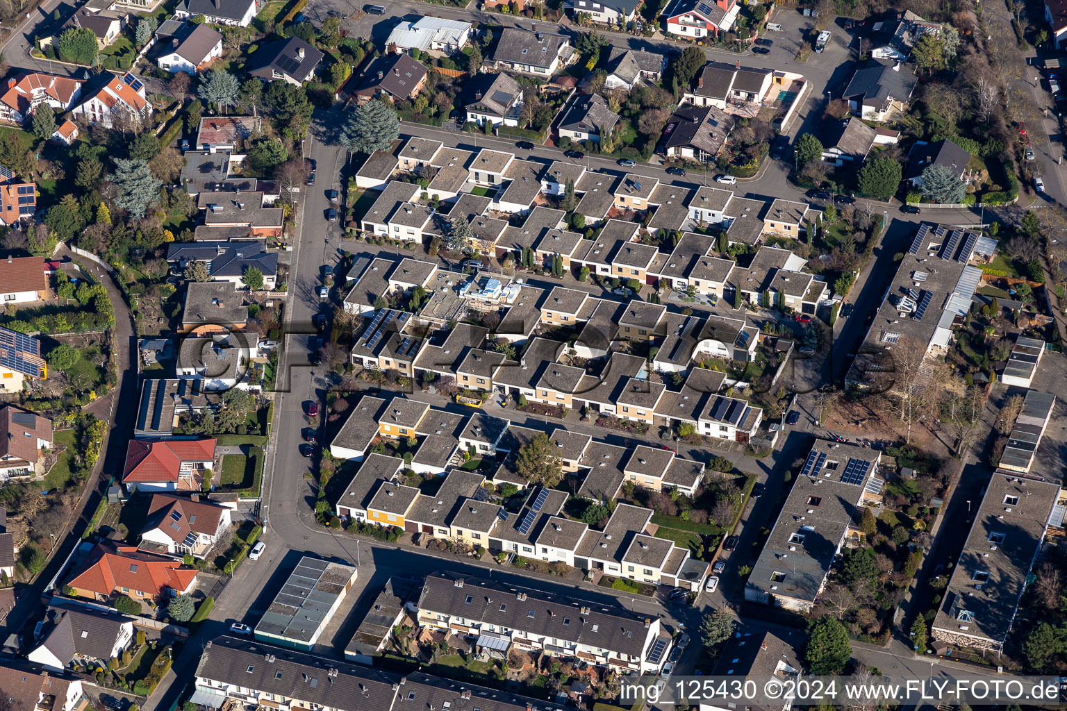 Vue aérienne de Rue Lorscher à le quartier Ruchheim in Ludwigshafen am Rhein dans le département Rhénanie-Palatinat, Allemagne