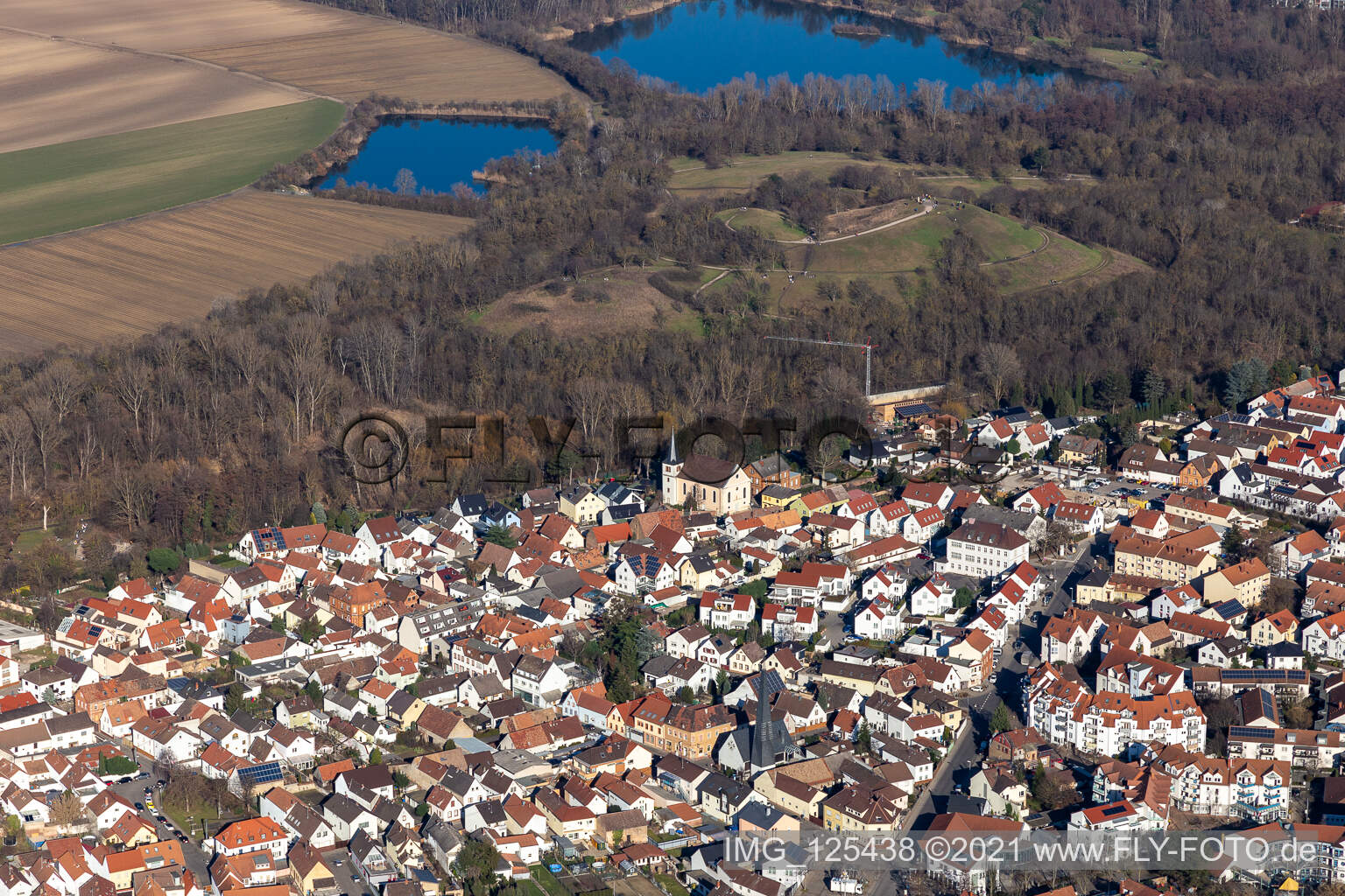 Vue aérienne de Église catholique Saint-Michel à le quartier Maudach in Ludwigshafen am Rhein dans le département Rhénanie-Palatinat, Allemagne