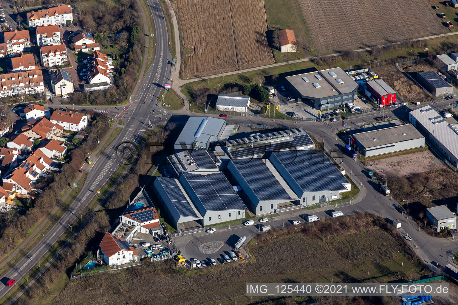 Vue aérienne de Centre commercial Adolf Würth GmbH en Maudach à le quartier Maudach in Ludwigshafen am Rhein dans le département Rhénanie-Palatinat, Allemagne