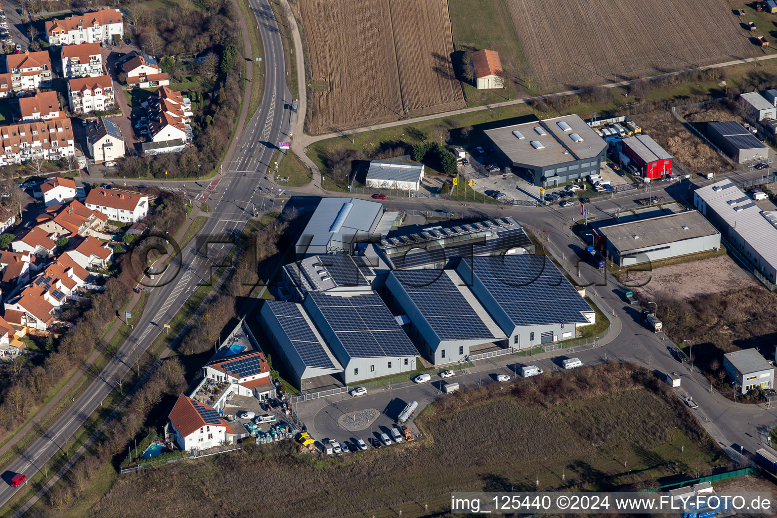 Vue aérienne de Centre commercial Adolf Würth GmbH en Maudach à le quartier Maudach in Ludwigshafen am Rhein dans le département Rhénanie-Palatinat, Allemagne