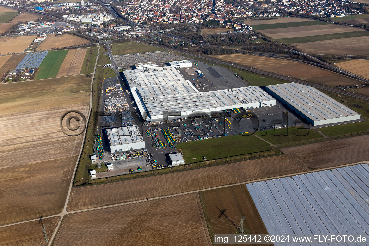 Vue aérienne de Site de l'usine de construction automobile de Joseph Voegele AG à le quartier Rheingönheim in Ludwigshafen am Rhein dans le département Rhénanie-Palatinat, Allemagne