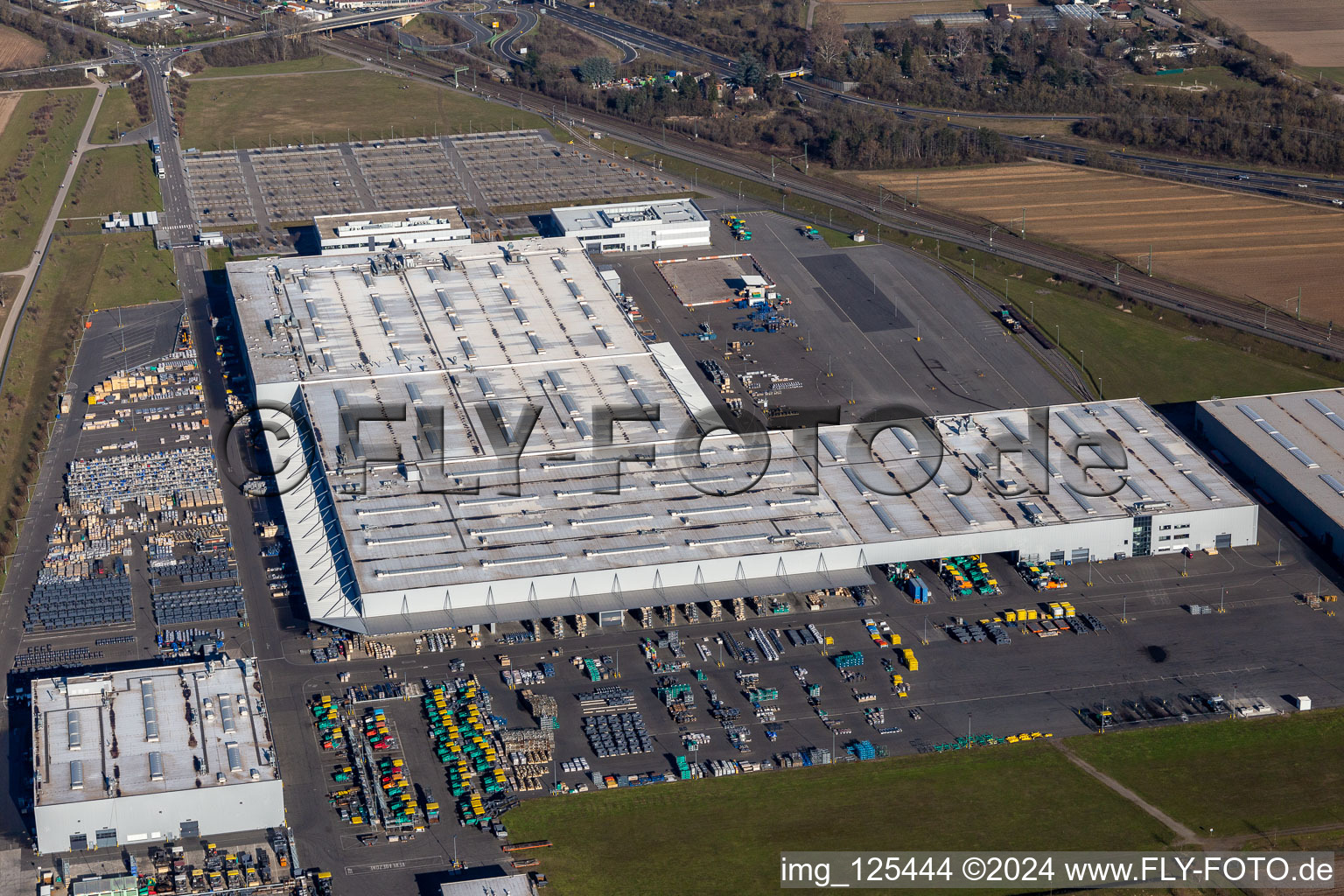 Photographie aérienne de Site de l'usine de construction automobile de Joseph Voegele AG à le quartier Rheingönheim in Ludwigshafen am Rhein dans le département Rhénanie-Palatinat, Allemagne