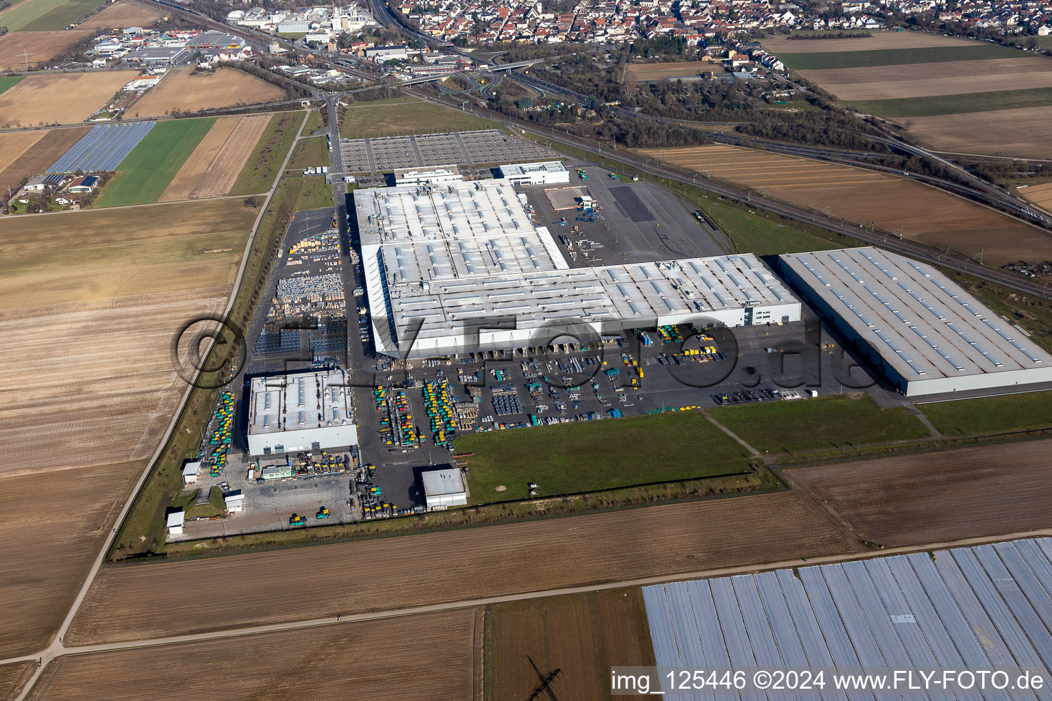 Site de l'usine de construction automobile de Joseph Voegele AG à le quartier Rheingönheim in Ludwigshafen am Rhein dans le département Rhénanie-Palatinat, Allemagne d'en haut