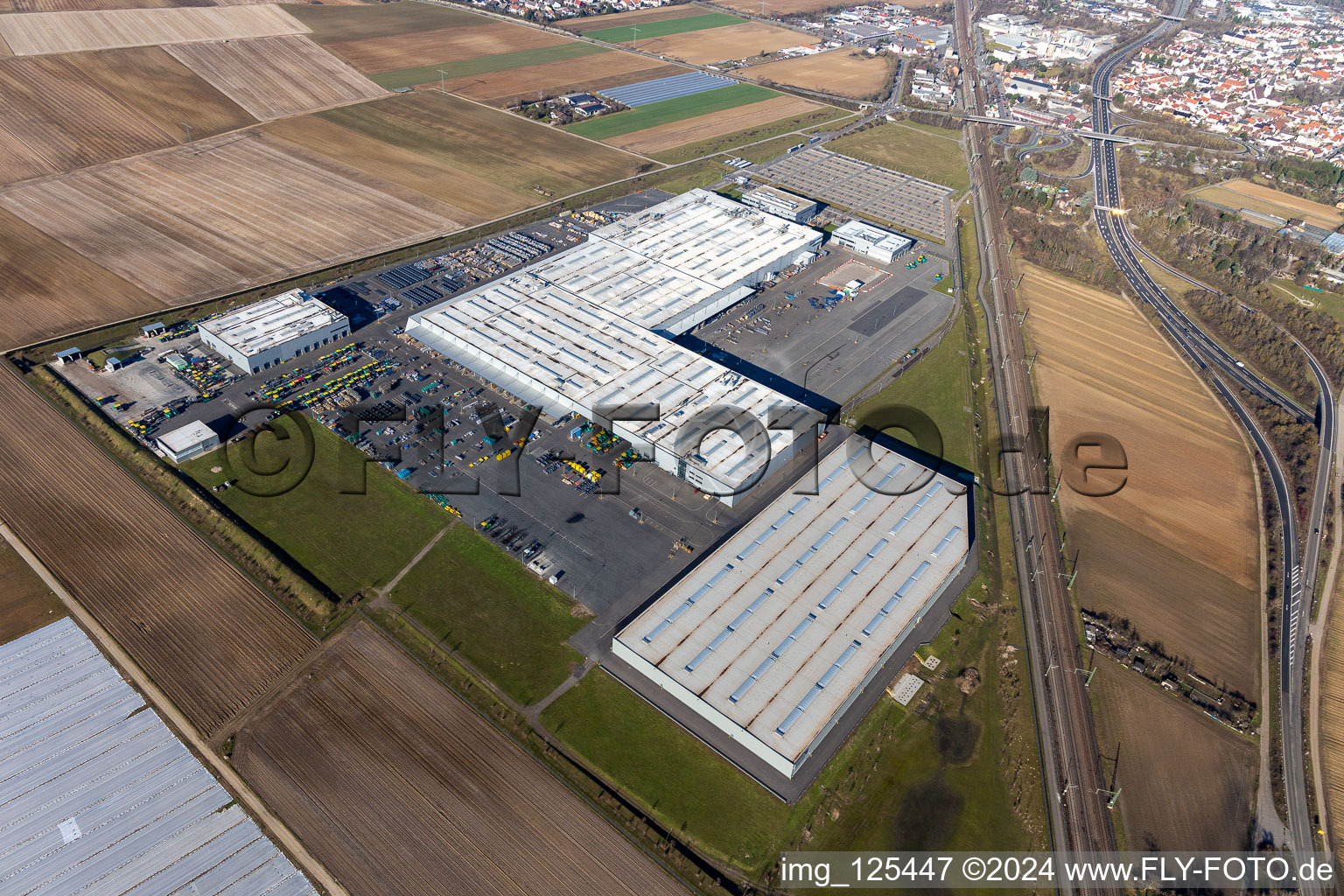 Site de l'usine de construction automobile de Joseph Voegele AG à le quartier Rheingönheim in Ludwigshafen am Rhein dans le département Rhénanie-Palatinat, Allemagne hors des airs