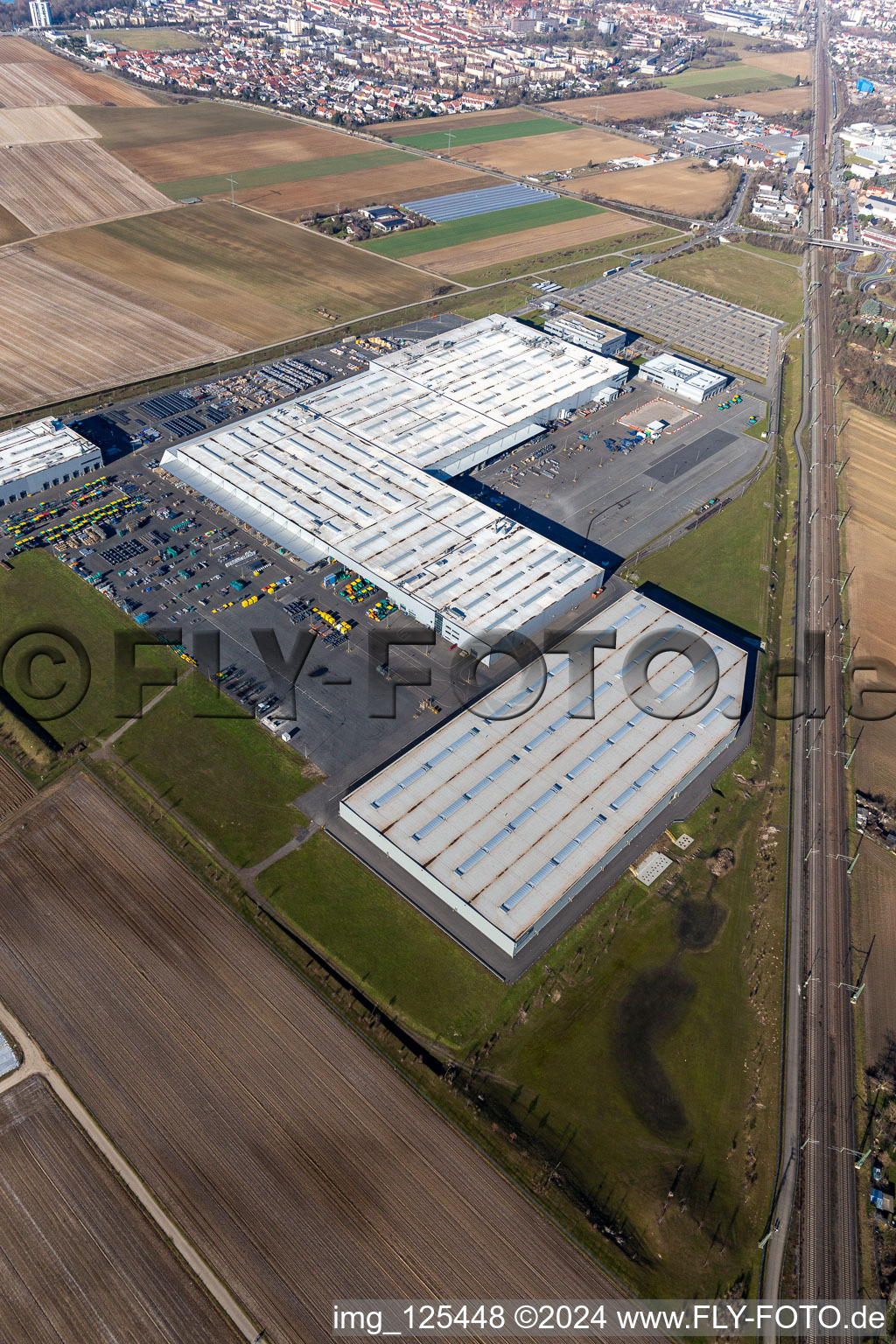 Site de l'usine de construction automobile de Joseph Voegele AG à le quartier Rheingönheim in Ludwigshafen am Rhein dans le département Rhénanie-Palatinat, Allemagne vue d'en haut