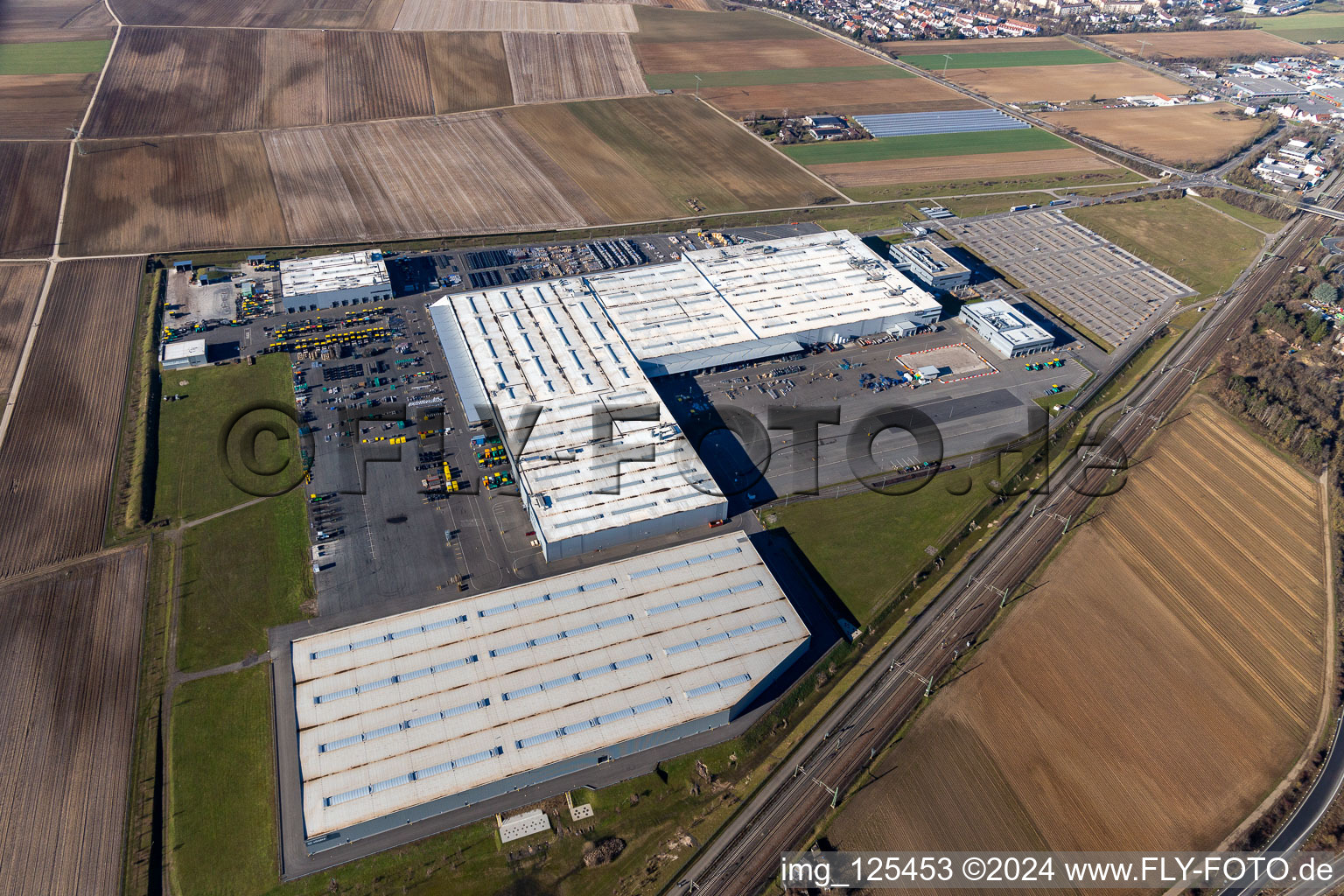 Site de l'usine de construction automobile de Joseph Voegele AG à le quartier Rheingönheim in Ludwigshafen am Rhein dans le département Rhénanie-Palatinat, Allemagne depuis l'avion