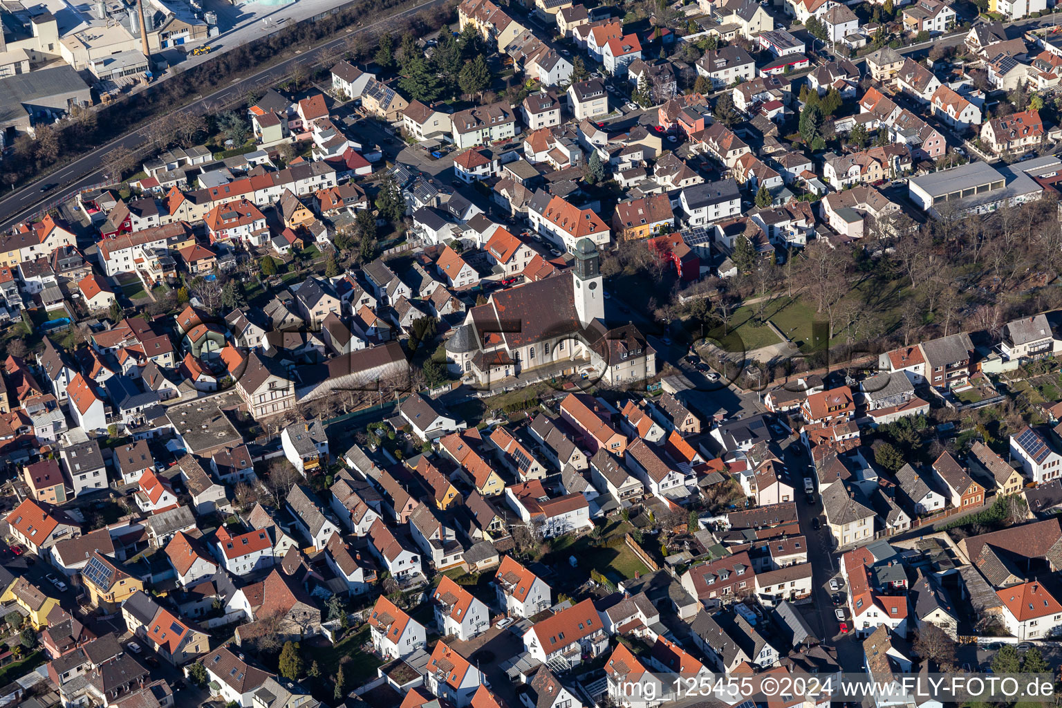 Vue aérienne de Saint Joseph à le quartier Rheingönheim in Ludwigshafen am Rhein dans le département Rhénanie-Palatinat, Allemagne