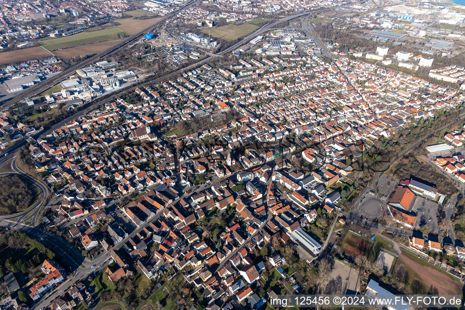 Vue aérienne de Obturateur à le quartier Rheingönheim in Ludwigshafen am Rhein dans le département Rhénanie-Palatinat, Allemagne