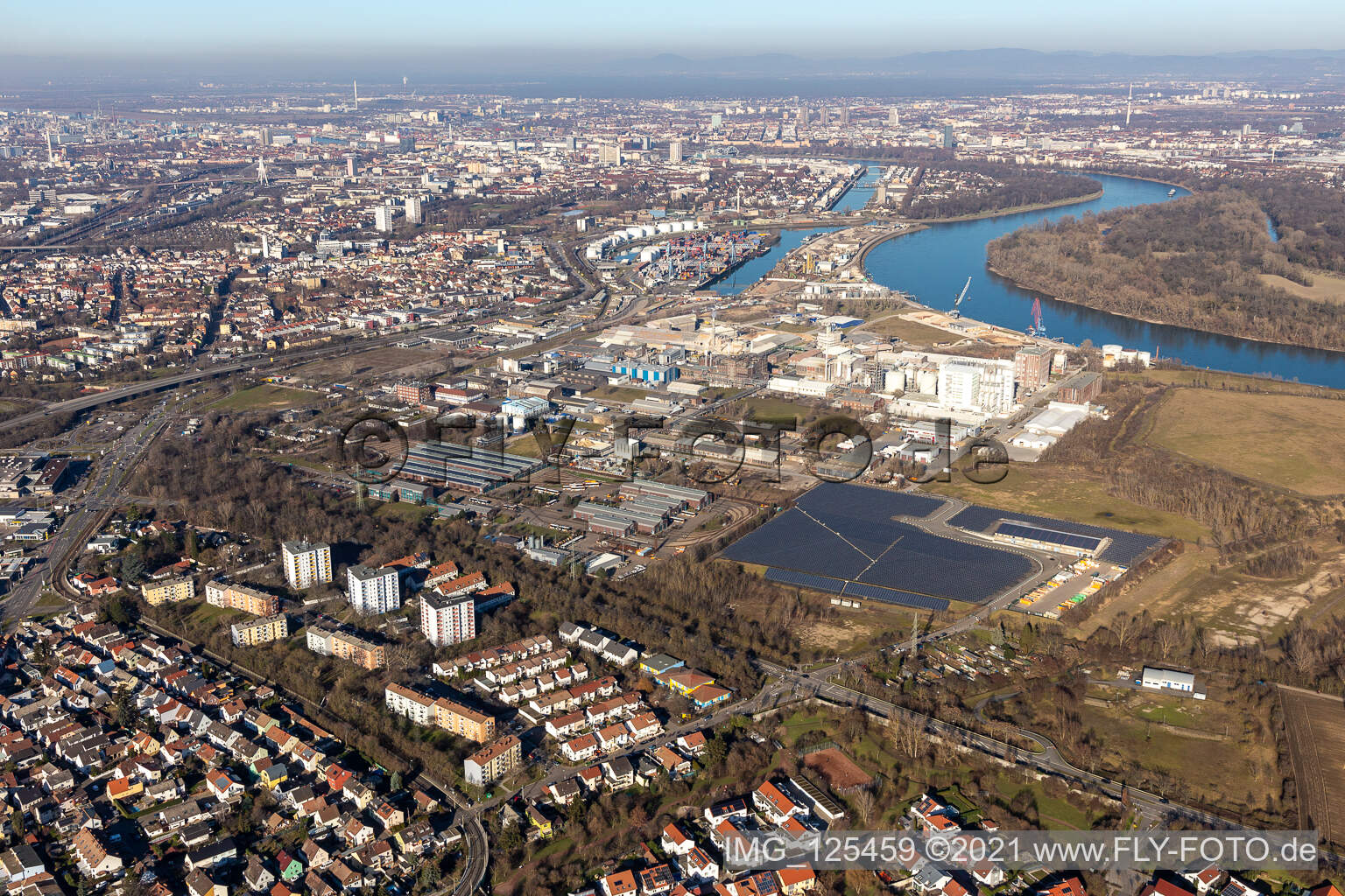 Photographie aérienne de Zone industrielle et commerciale à le quartier Rheingönheim in Ludwigshafen am Rhein dans le département Rhénanie-Palatinat, Allemagne