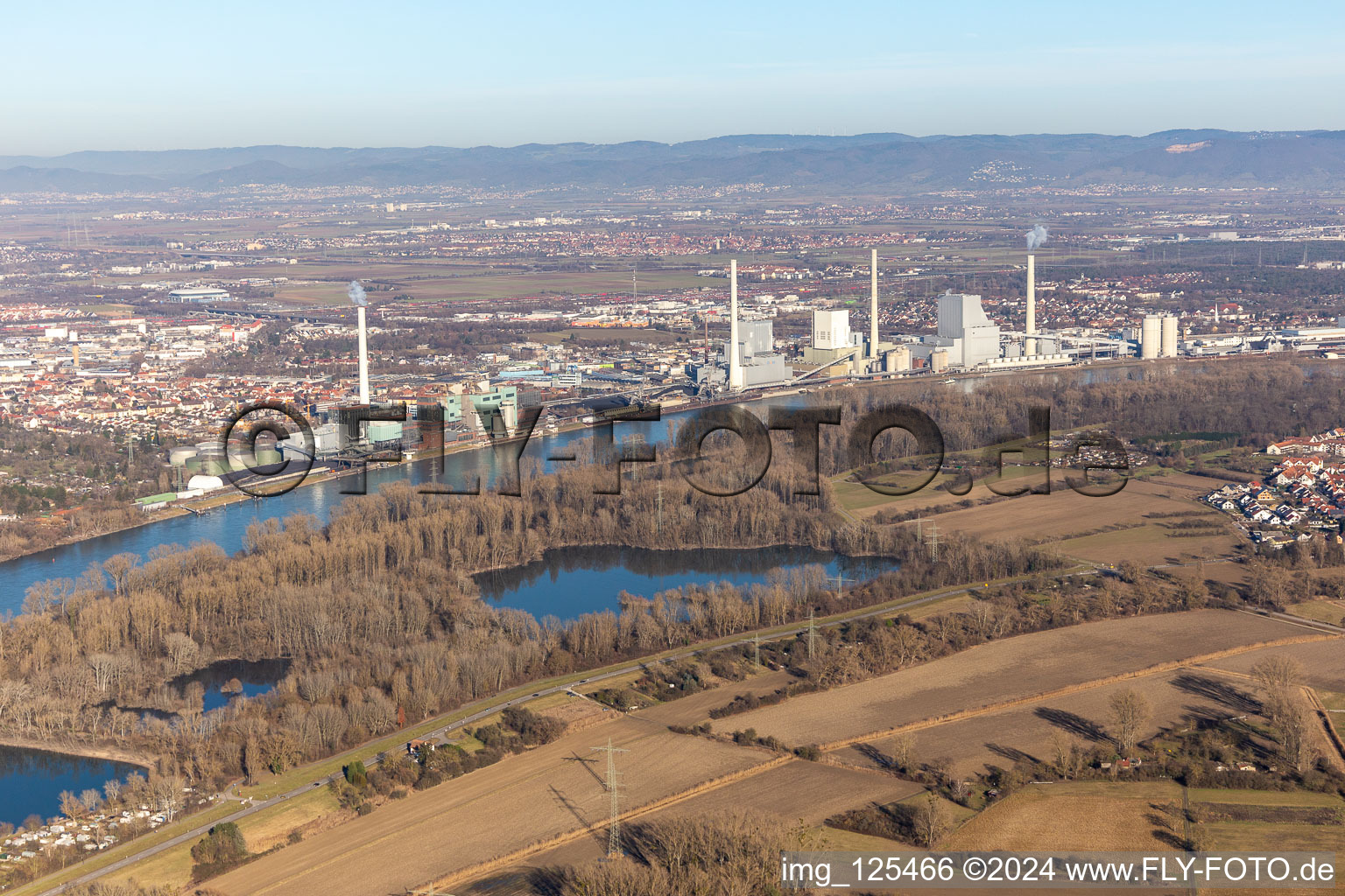 Vue aérienne de Systèmes de centrale électrique et tours de gaz d'échappement de la centrale thermique au charbon Großfabrik Mannheim AG sur le Rhin près de Neckarau à Mannheim à Altrip dans le département Rhénanie-Palatinat, Allemagne