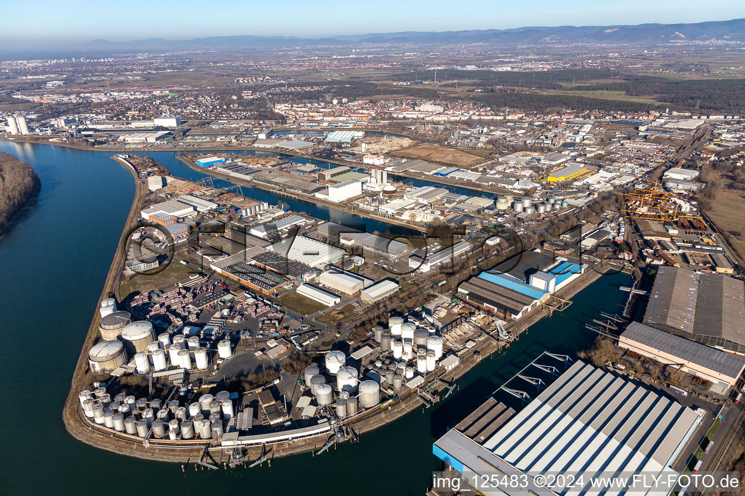 Vue aérienne de Huile minérale - Parc de stockage de grande hauteur de Cotac Europe dans la Holländerstrasse à le quartier Rheinau in Mannheim dans le département Bade-Wurtemberg, Allemagne