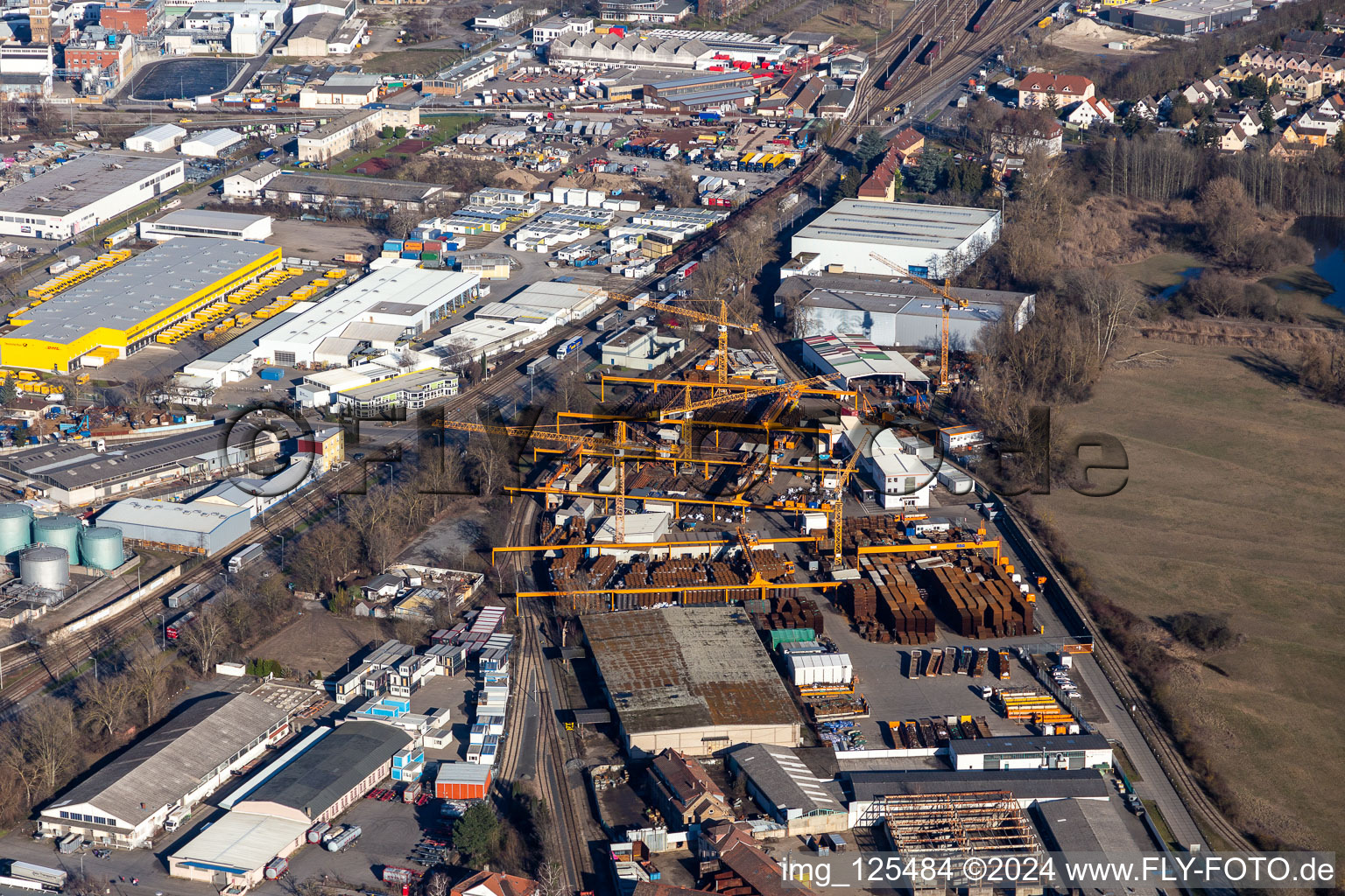 Vue aérienne de Locaux de l'entreprise Baustahl-Armierungsgesellschaft Mannheim mbH avec halls, bâtiments d'entreprise et installations de production à le quartier Rheinau in Mannheim dans le département Bade-Wurtemberg, Allemagne