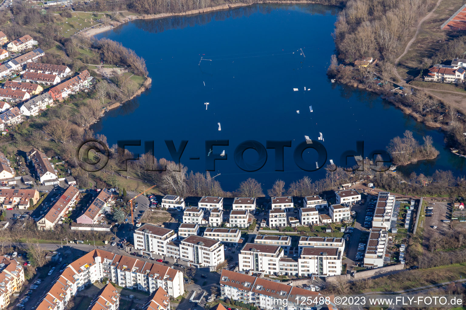 Vue aérienne de Lac Rheinauer à le quartier Rheinau in Mannheim dans le département Bade-Wurtemberg, Allemagne