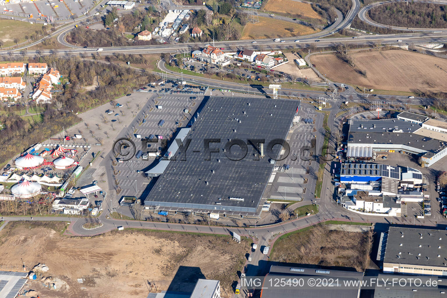 Vue aérienne de Véritable succursale de supermarché à Brühl dans le département Bade-Wurtemberg, Allemagne