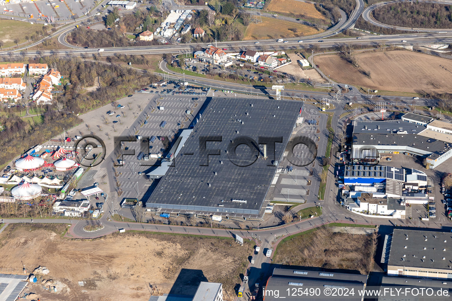 Vue aérienne de Véritable succursale de supermarché à Brühl dans le département Bade-Wurtemberg, Allemagne