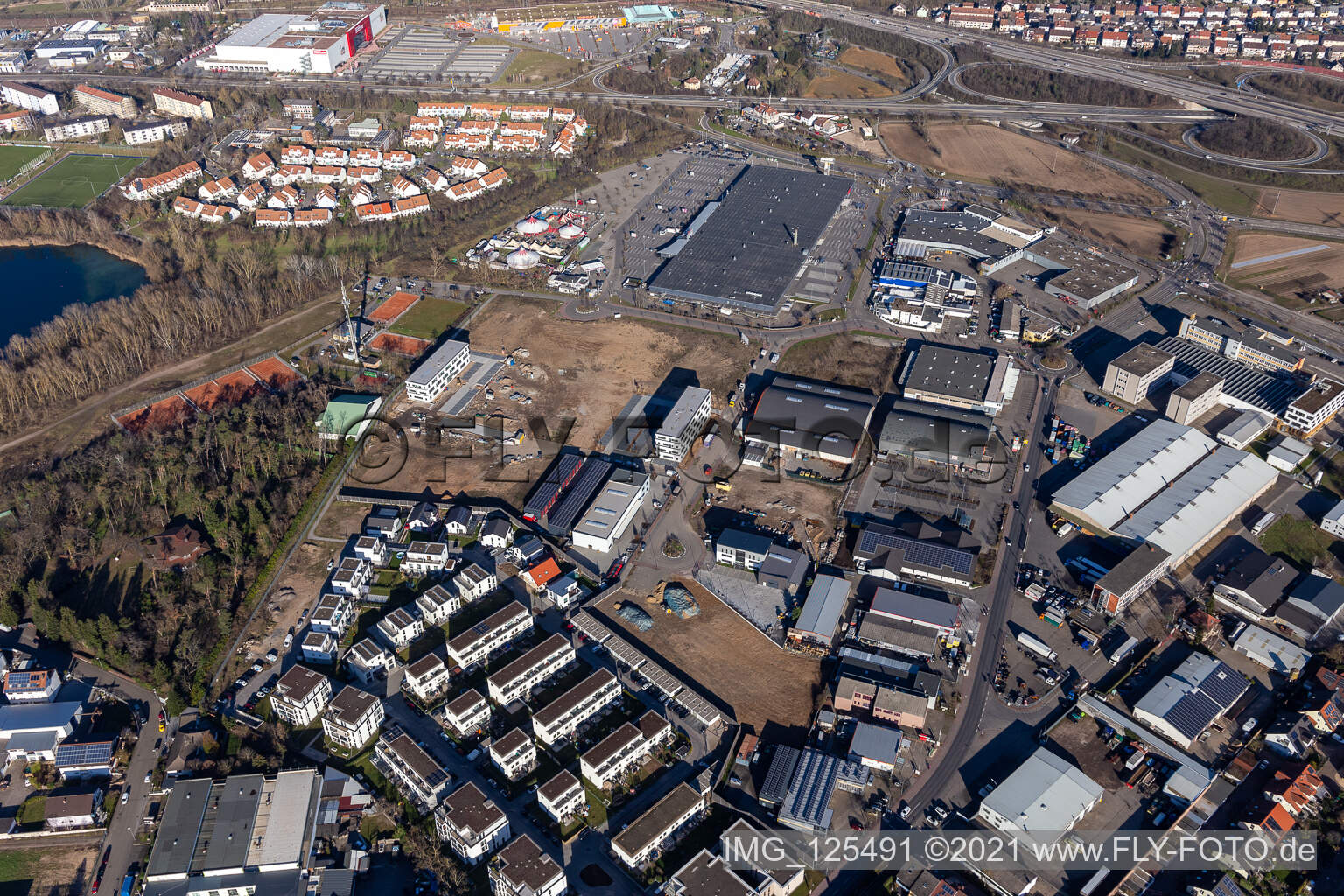 Vue aérienne de Marché réel à Brühl dans le département Bade-Wurtemberg, Allemagne