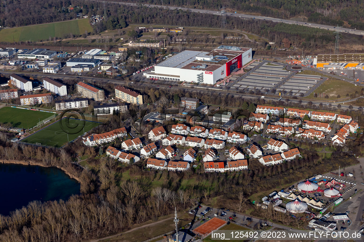 Vue aérienne de Meubles Höffner à le quartier Rheinau in Mannheim dans le département Bade-Wurtemberg, Allemagne