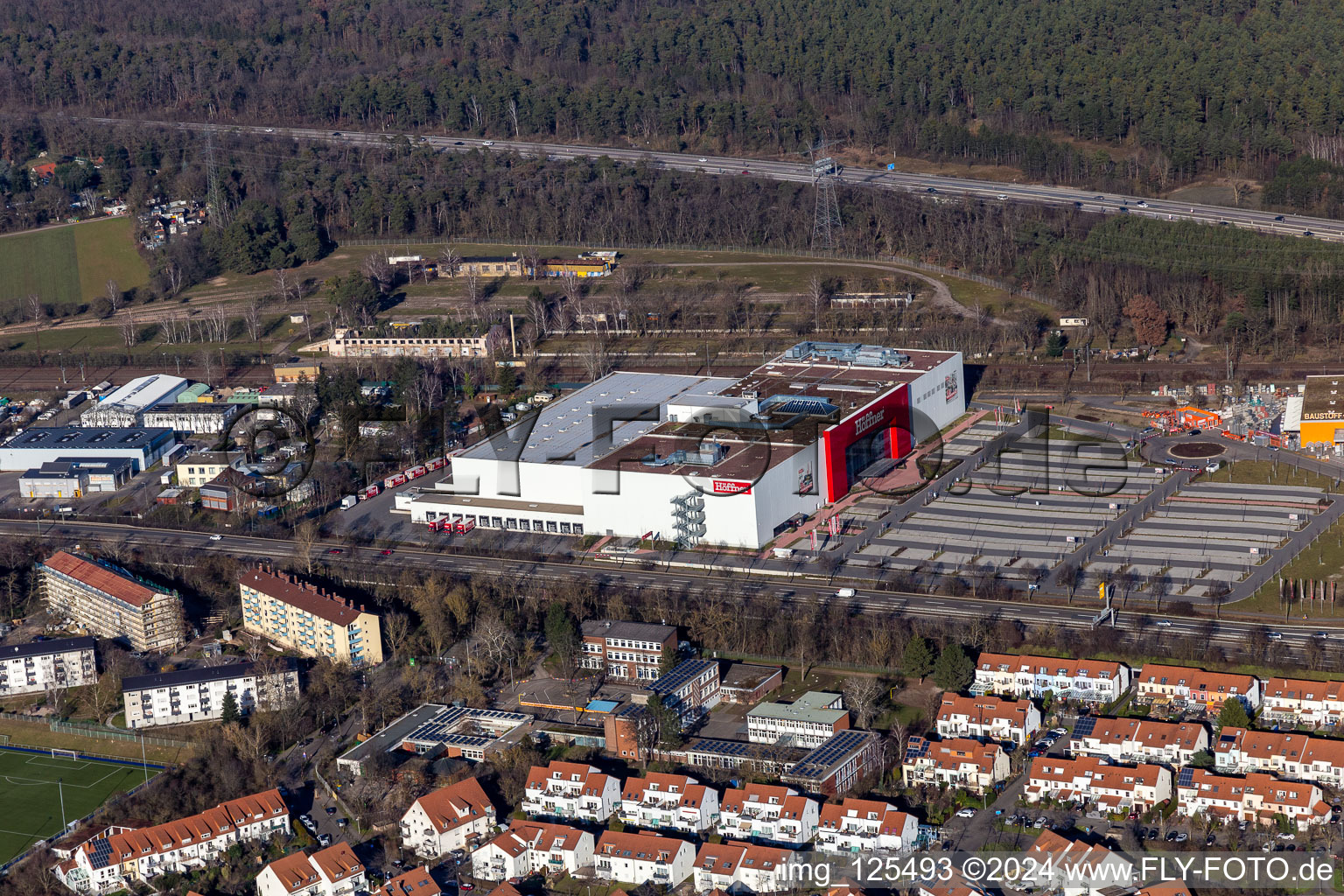 Vue aérienne de Zone commerciale Möbel Höffner à Schwetzingen dans le département Bade-Wurtemberg, Allemagne