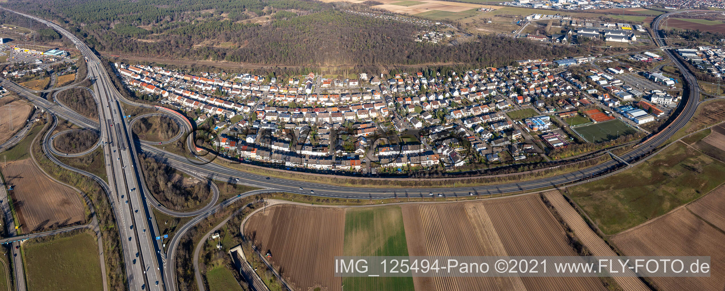 Vue aérienne de Zone d'habitation et infrastructures dans le district de Hirschacker à Schwetzingen dans le département Bade-Wurtemberg, Allemagne