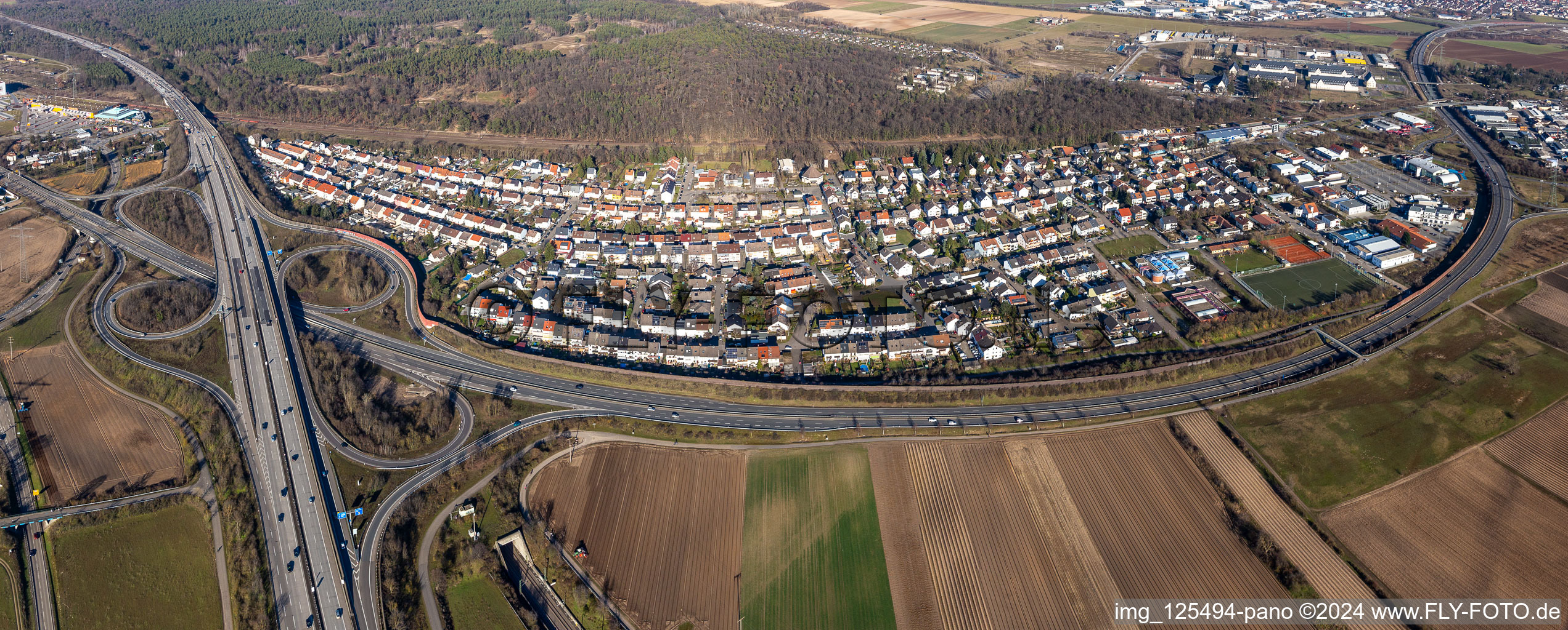 Vue aérienne de Zone d'habitation et infrastructures dans le district de Hirschacker à Schwetzingen dans le département Bade-Wurtemberg, Allemagne