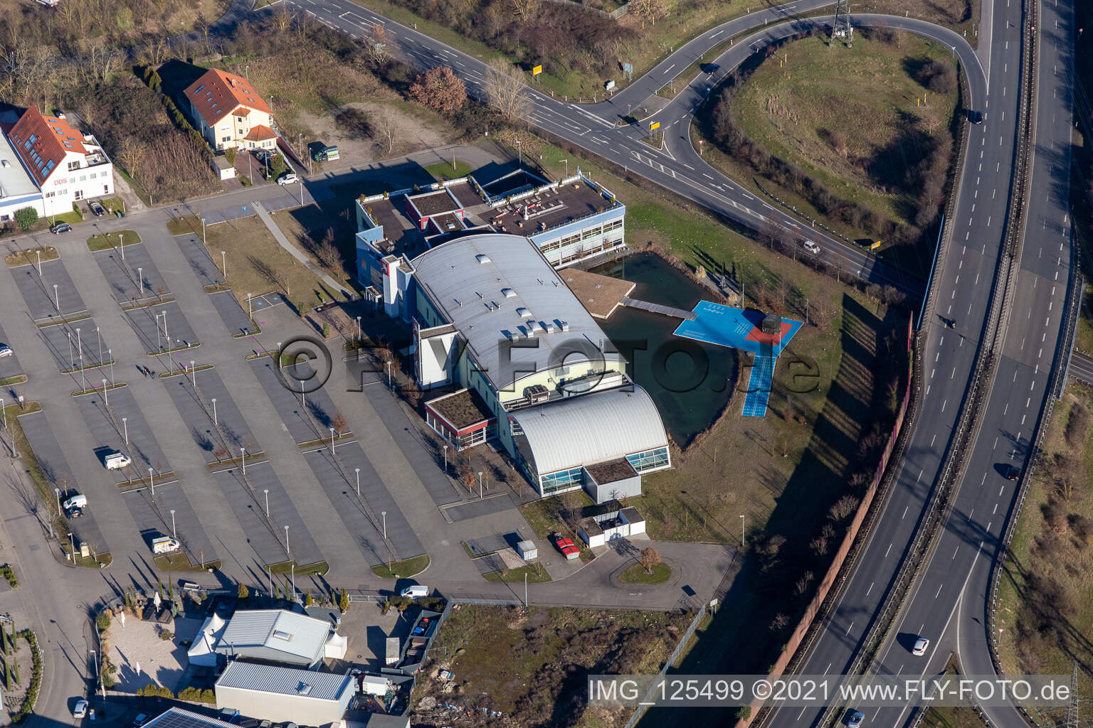 Vue aérienne de Studio de fitness Pfitzenmeier Body & Face Schwetzingen (fermé en raison du confinement de Corona) à Schwetzingen dans le département Bade-Wurtemberg, Allemagne