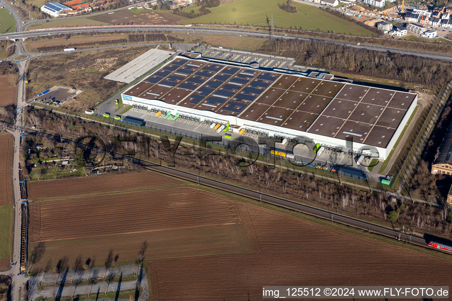 Vue aérienne de Ensemble immobilier et terrain du centre logistique DD Logistik Vertriebs GmbH et DECATHLON Schwetzingen à Schwetzingen dans le département Bade-Wurtemberg, Allemagne