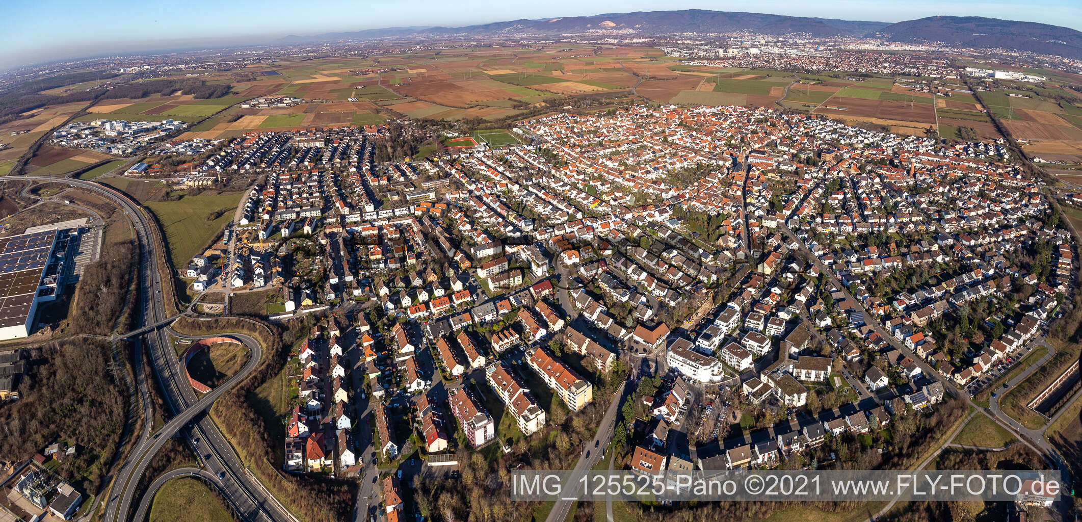 Vue aérienne de Vue des rues et des maisons des quartiers résidentiels à Plankstadt dans le département Bade-Wurtemberg, Allemagne