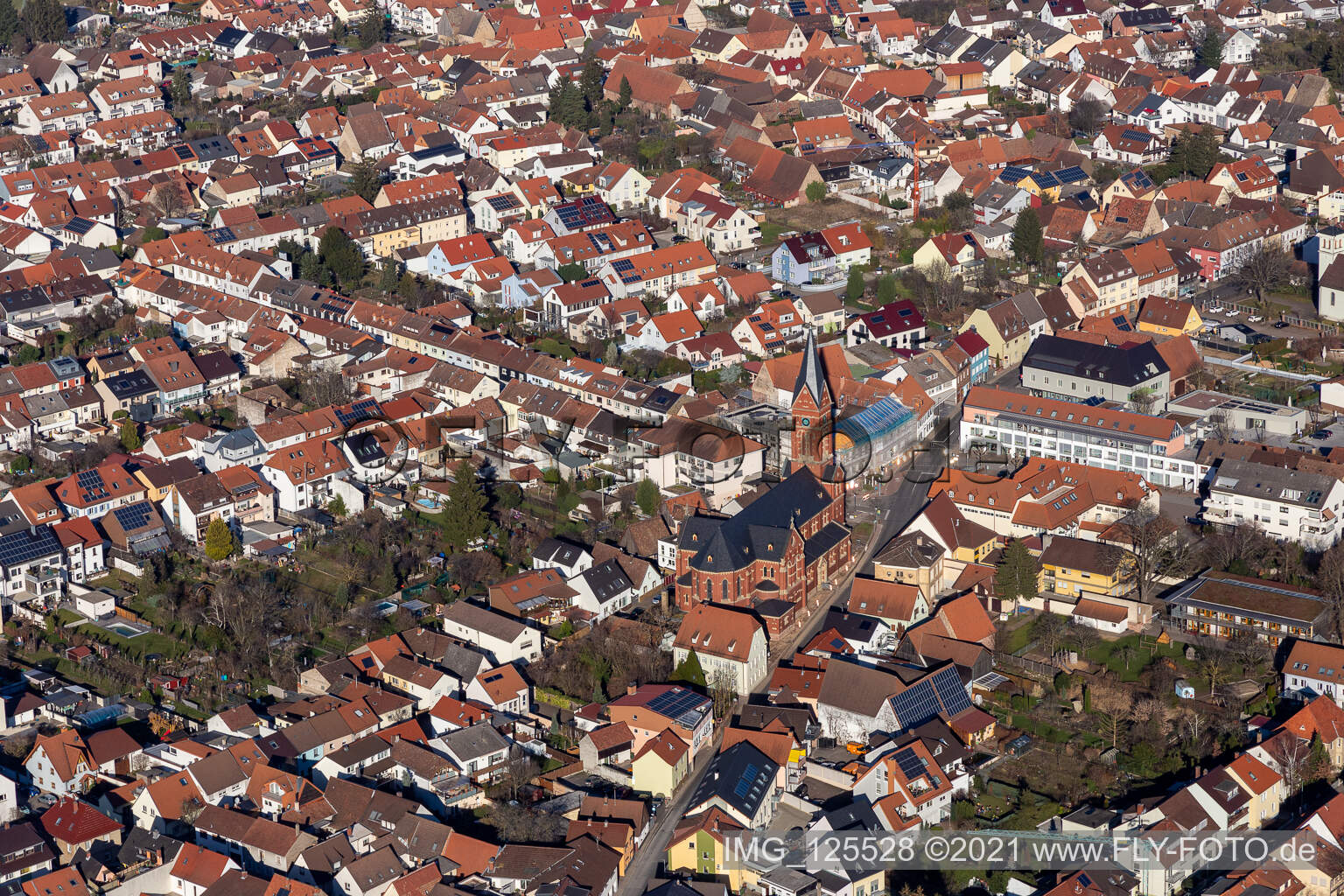 Vue aérienne de Catholique Église Saint-Nicolas au centre-ville à Plankstadt dans le département Bade-Wurtemberg, Allemagne