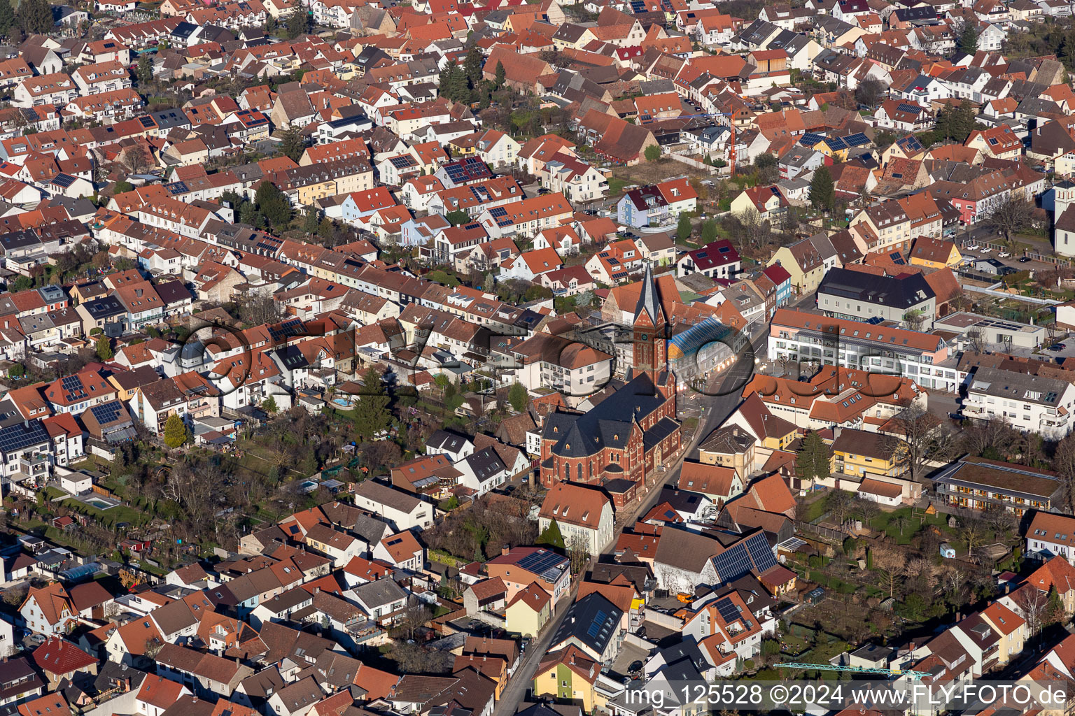 Vue aérienne de Catholique Église Saint-Nicolas au centre-ville à Plankstadt dans le département Bade-Wurtemberg, Allemagne