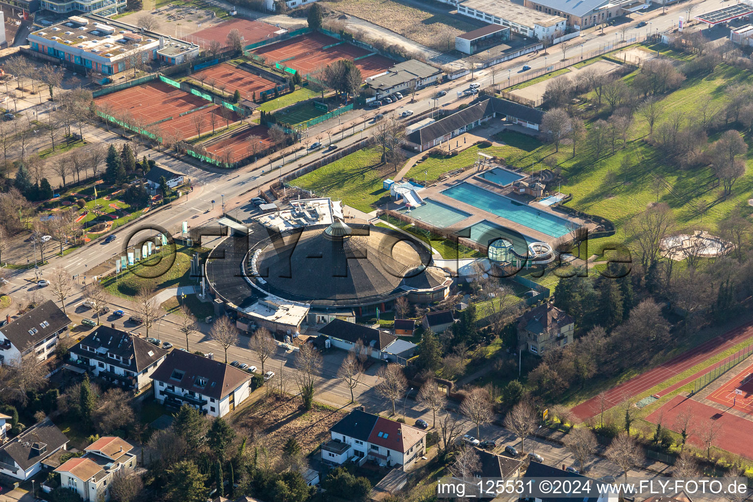 Vue aérienne de Piscine ludique Bellamar à Schwetzingen dans le département Bade-Wurtemberg, Allemagne