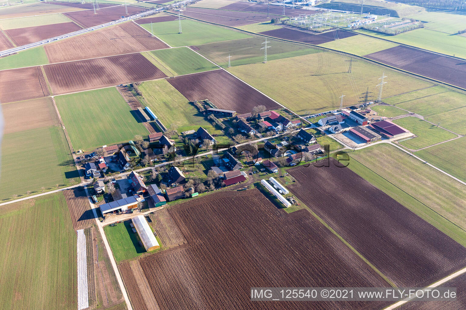 Vue aérienne de Neurott avec la ferme maraîchère Spieß et la ferme équestre Gieser à le quartier Patrick Henry Village in Heidelberg dans le département Bade-Wurtemberg, Allemagne