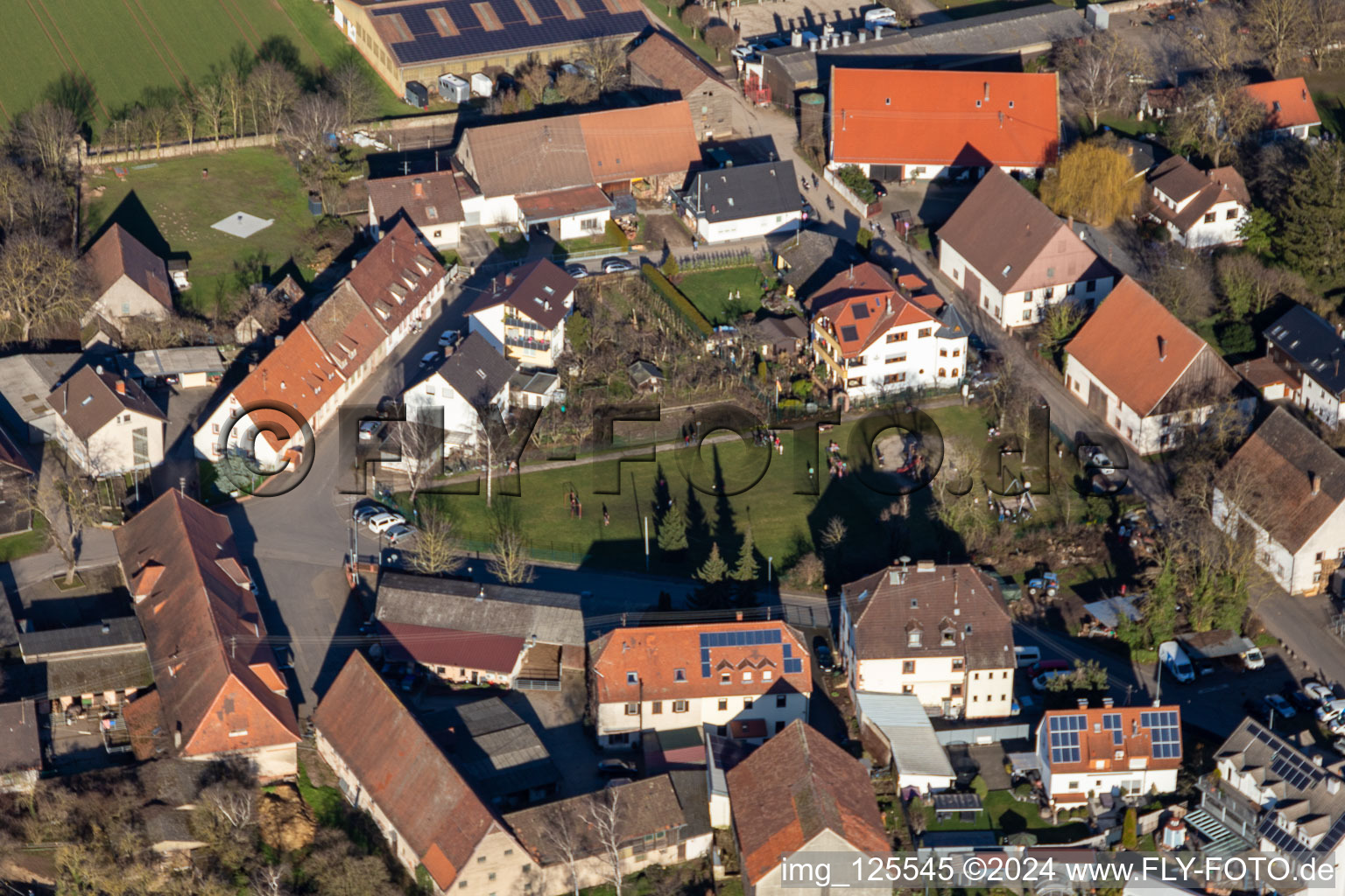 Vue aérienne de Vue sur le village à le quartier Bruchhausen in Sandhausen dans le département Bade-Wurtemberg, Allemagne