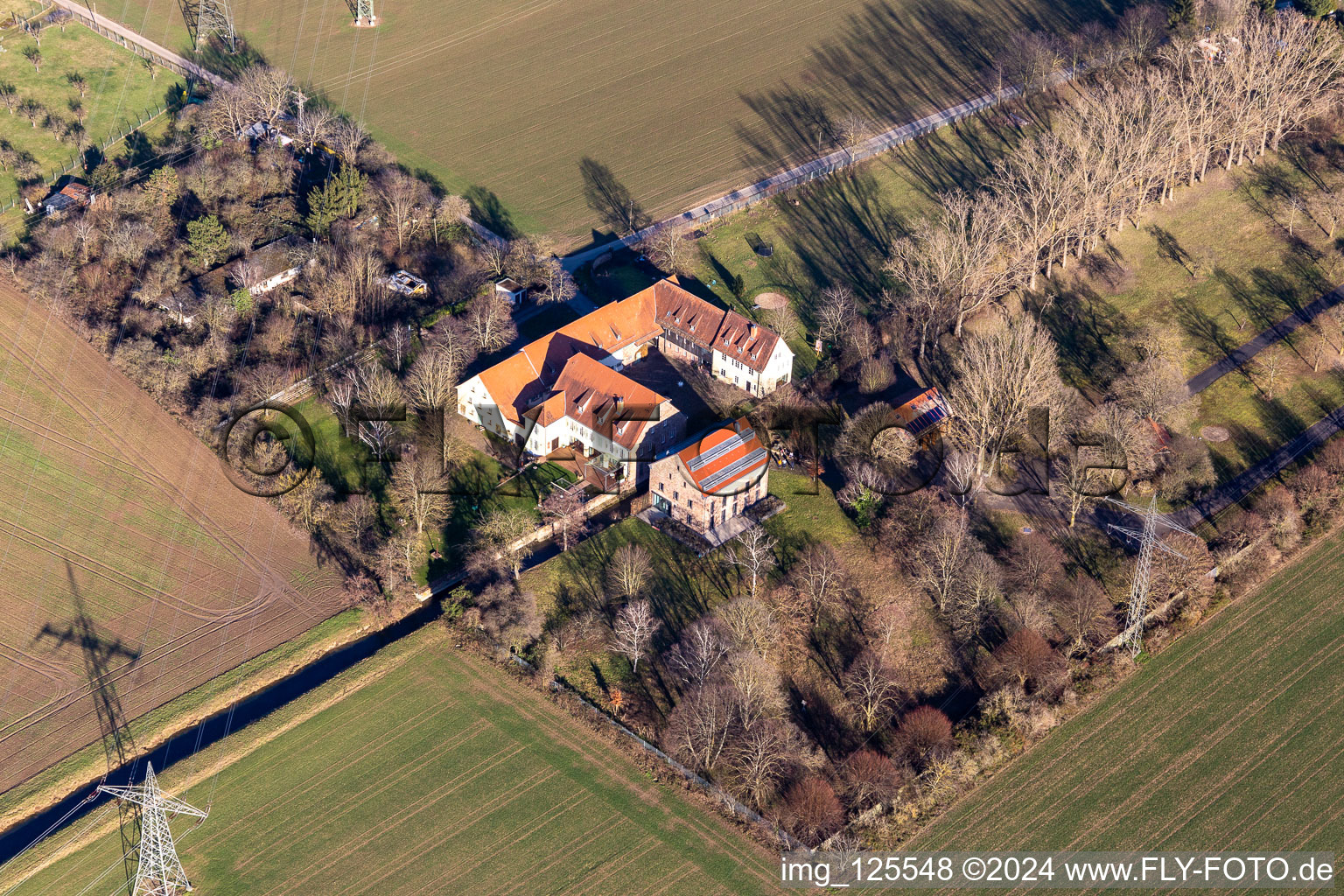 Vue aérienne de Moulin à eau historique Kirchheimer Mühle au bord des champs cultivés à le quartier Patrick Henry Village in Heidelberg dans le département Bade-Wurtemberg, Allemagne