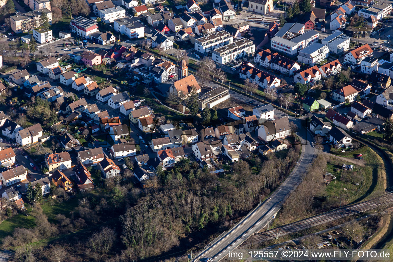 Vue aérienne de Église protestante de la Trinité à le quartier Sankt Ilgen in Leimen dans le département Bade-Wurtemberg, Allemagne