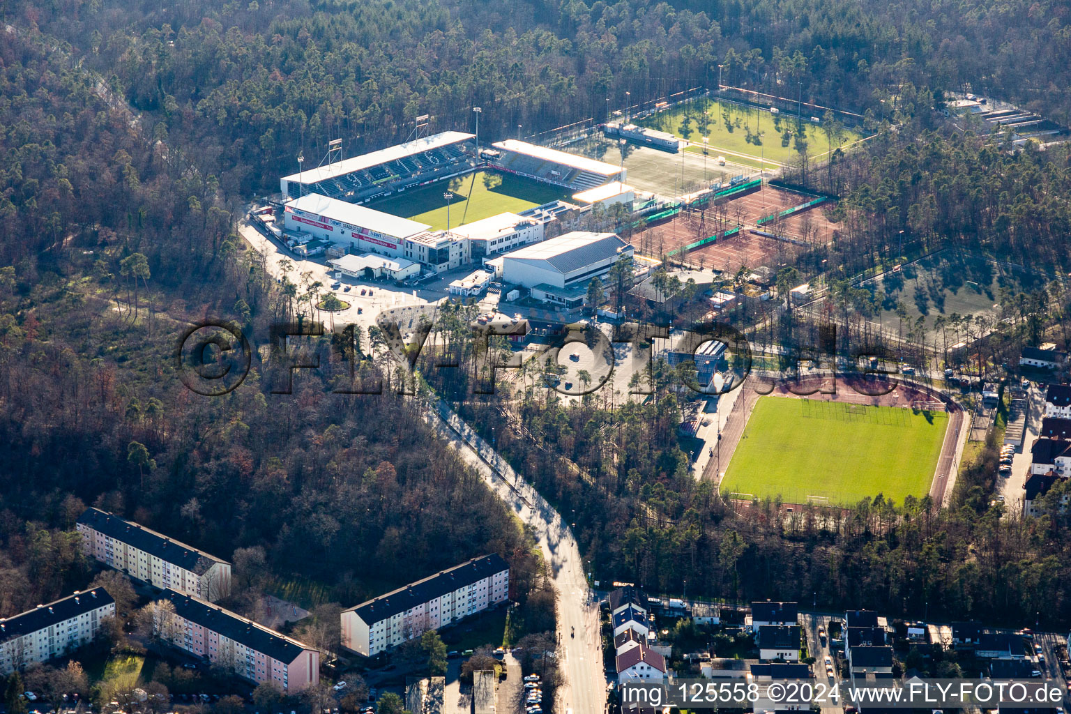 Vue aérienne de Stade Walter Reinhard et stade BWT à Hardtwald à Sandhausen dans le département Bade-Wurtemberg, Allemagne